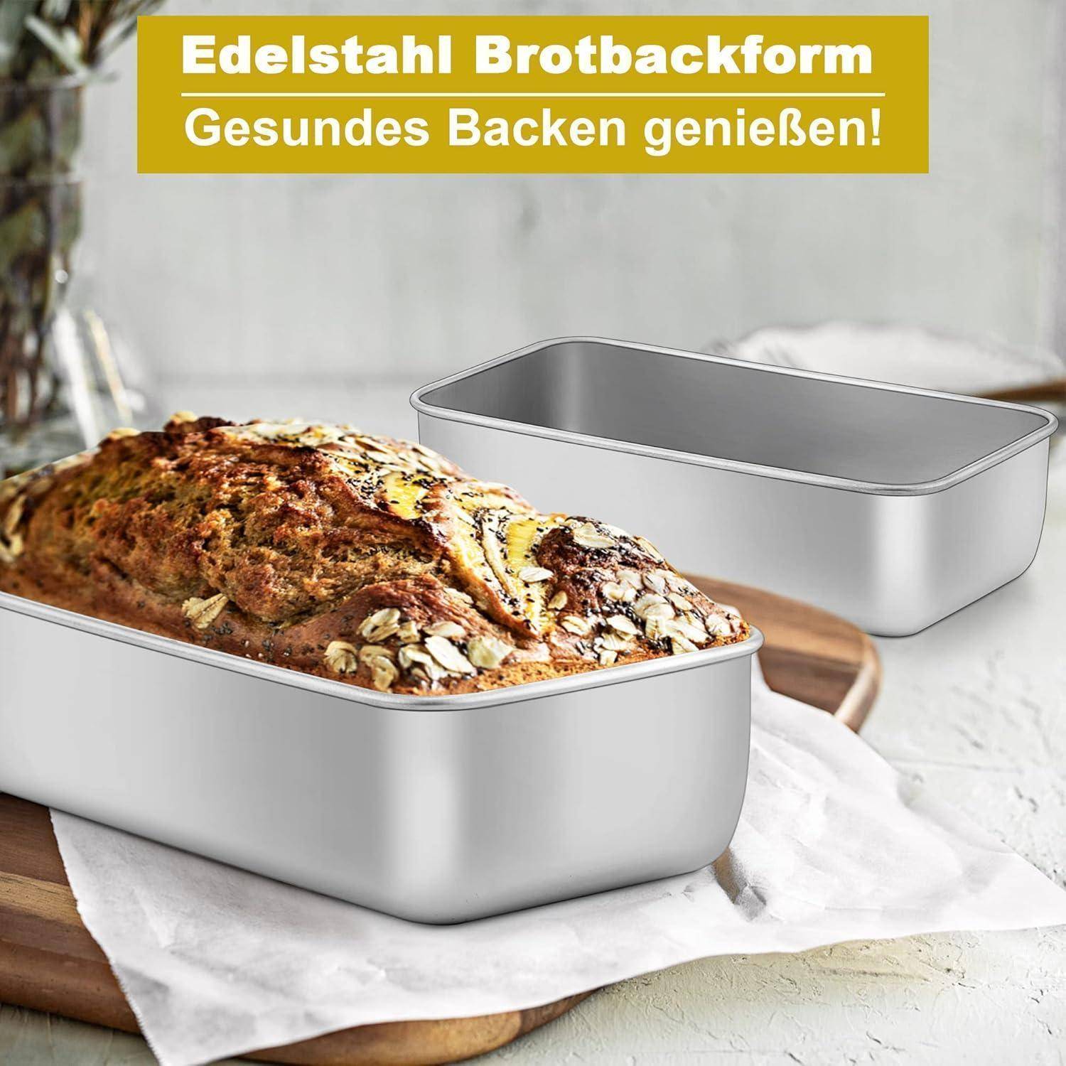 Zwei Brotbackformen aus Edelstahl, eine gefüllt mit gebackenem Brot und mit Haferflocken bestreut, auf einem rustikalen Tisch. Gelbes Banner mit der Aufschrift 'Edelstahl Brotbackform'.