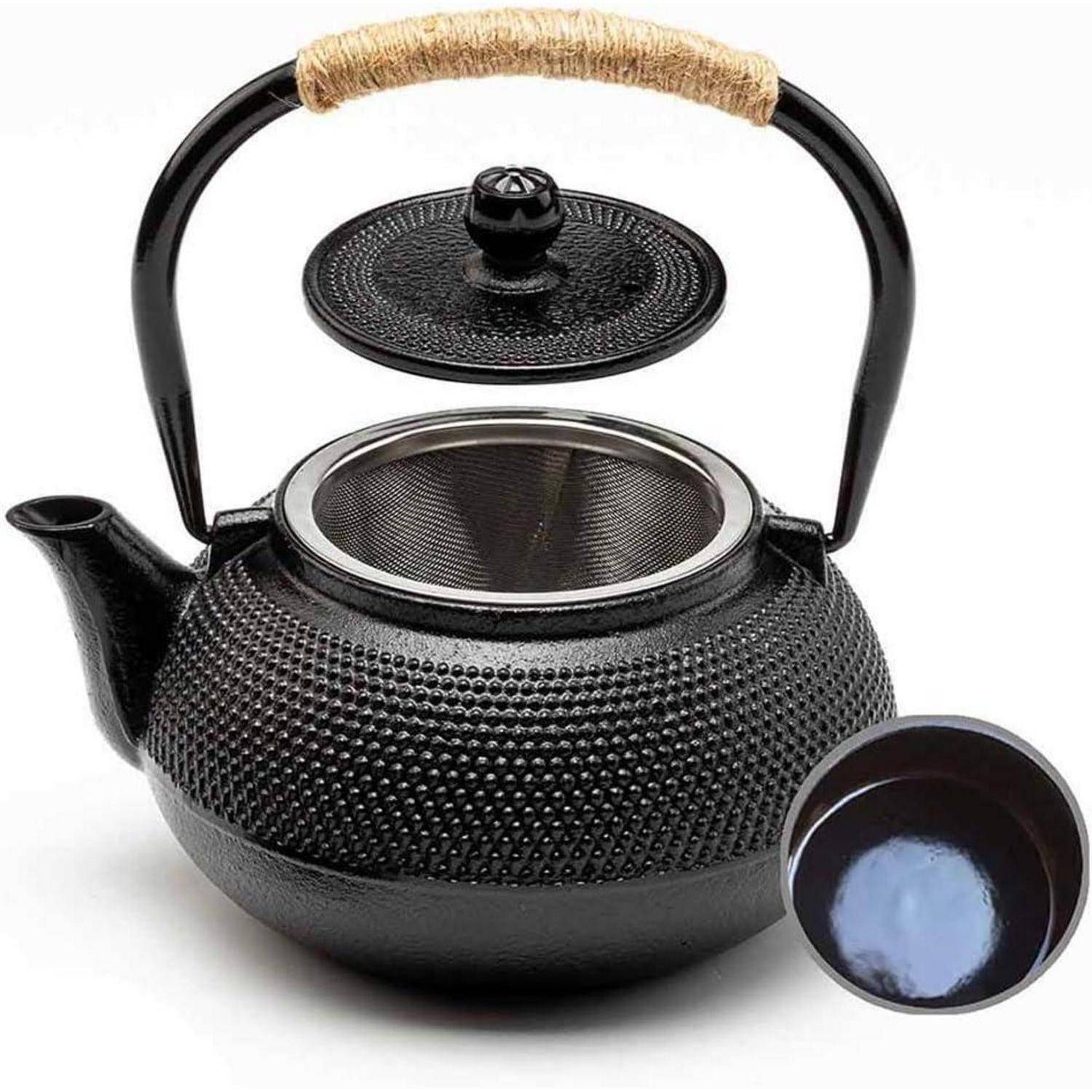 Ein schwarzer, strukturierter Wasserkocher mit einem Deckel und einem mit Seil umwickelten Griff, teilweise einen Sieb im Inneren zeigend, mit einer Detailaufnahme der Innenfläche des Kessels.