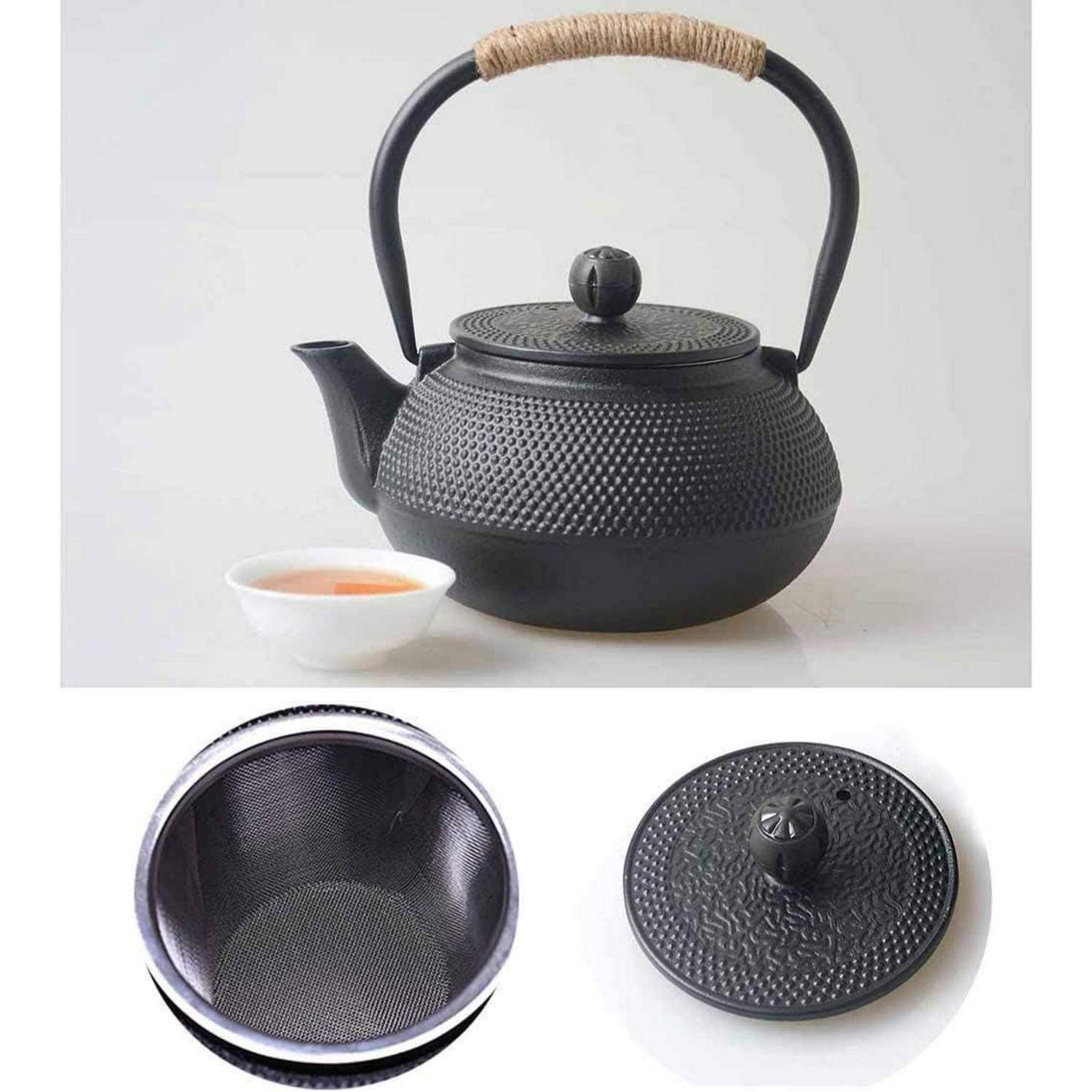 Eine schwarze Gusseisenkanne mit strukturierter Oberfläche und Henkel, begleitet von einer kleinen weißen Teetasse. Separate Bilder zeigen das Innere der Kanne und deren Deckel.