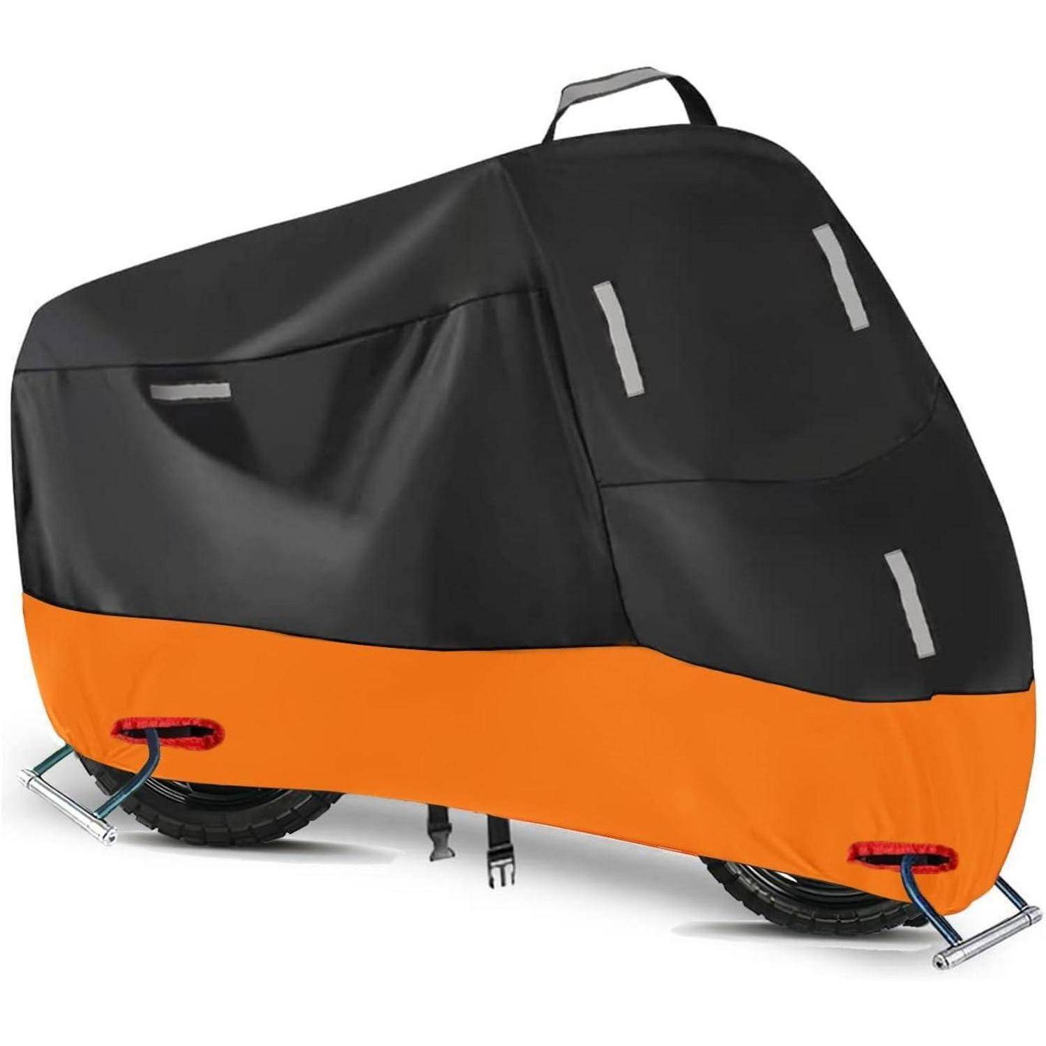 Ein abgestelltes Motorrad, das mit einer zweifarbigen schwarzen und orangefarbenen Schutzabdeckung bedeckt ist und teilweise die Räder freilegt.