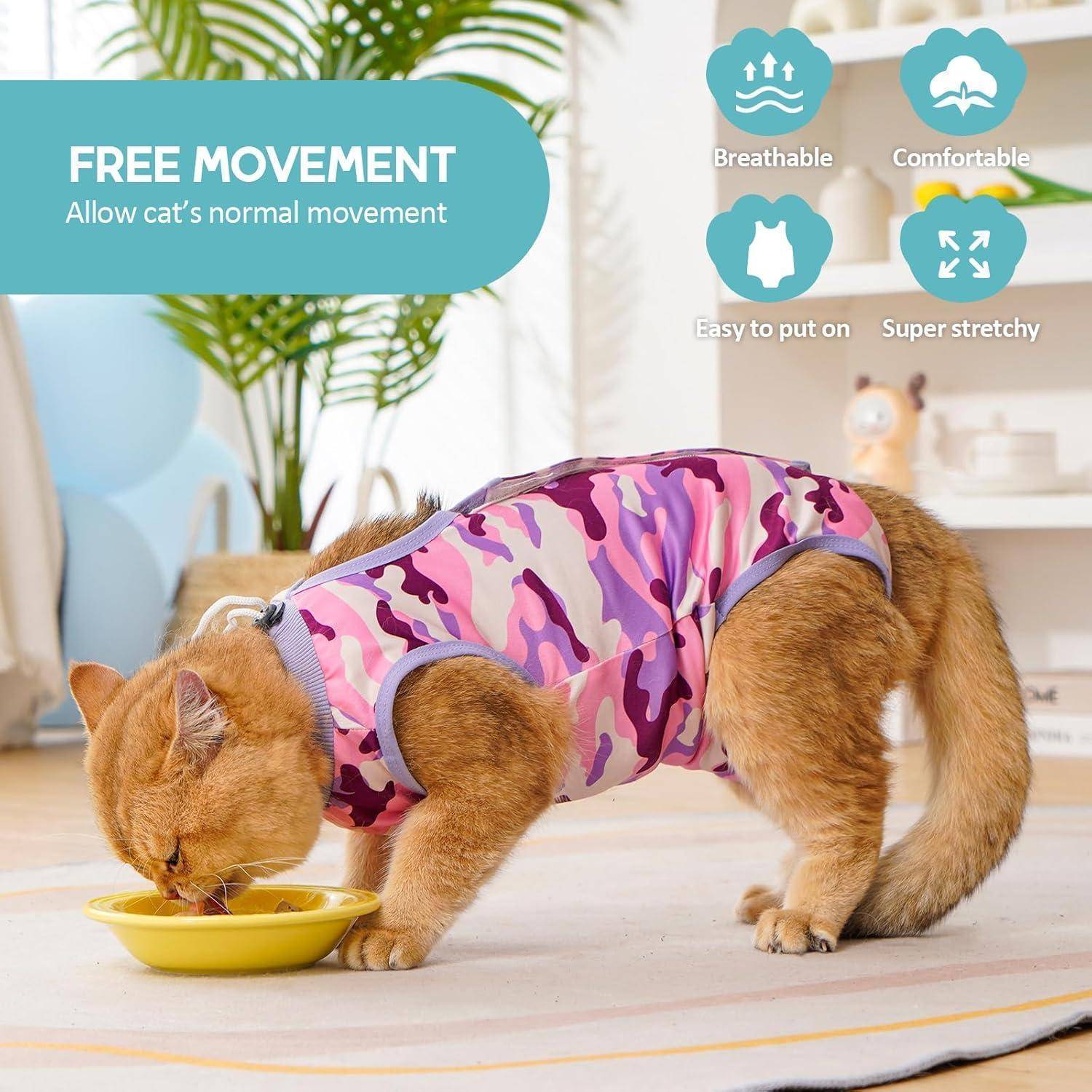 Eine Katze in einem rosa-lila Tarnoutfit trinkt aus einer Schüssel. Der Text auf dem Bild hebt die Merkmale des Outfits hervor: atmungsaktiv, bequem, leicht anzulegen, super dehnbar.