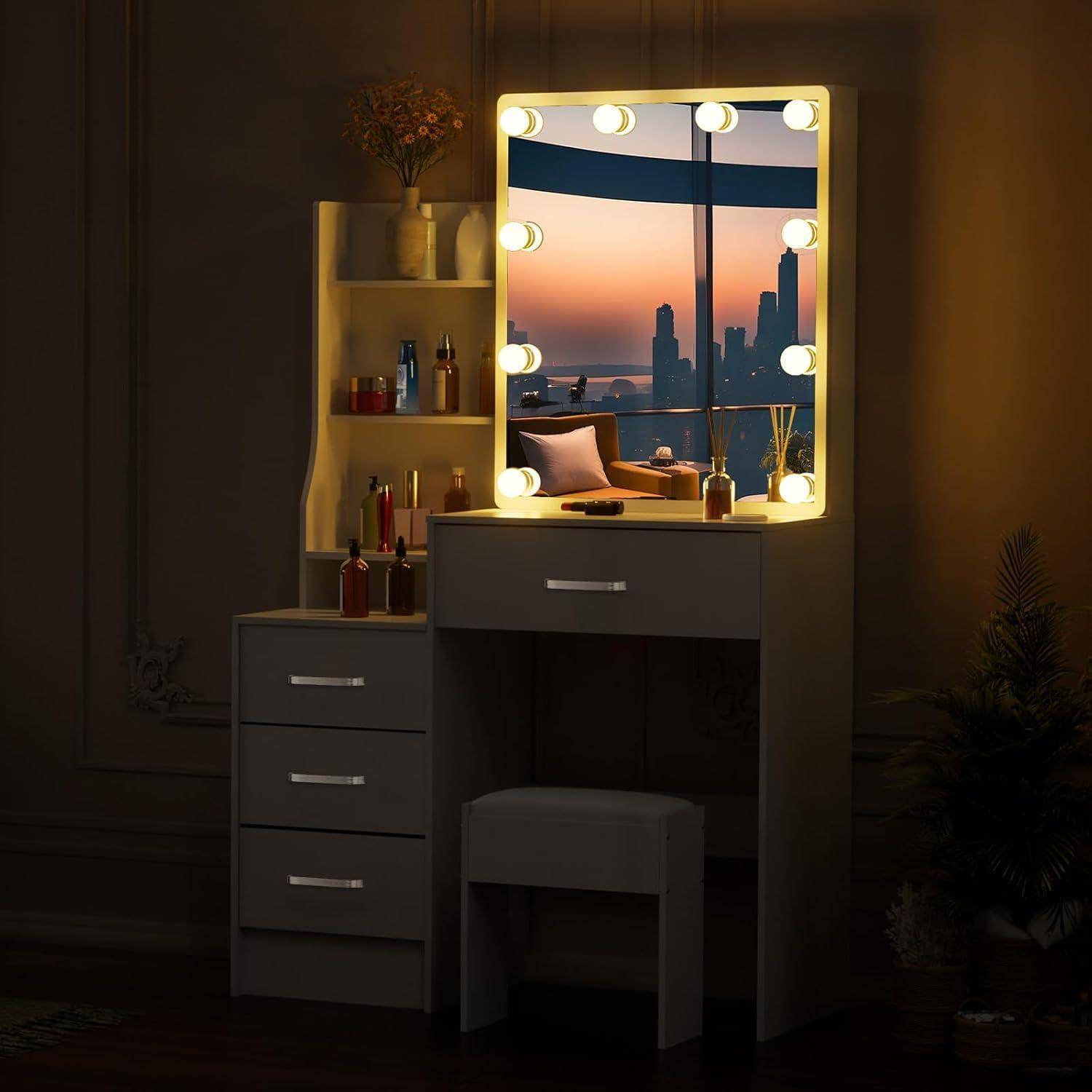 Ein Frisiertisch mit beleuchtetem Spiegel, Schubladen und Hocker in einem dunkel beleuchteten Raum. Reflektierte Stadtlandschaft mit Wolkenkratzern bei Sonnenuntergang.