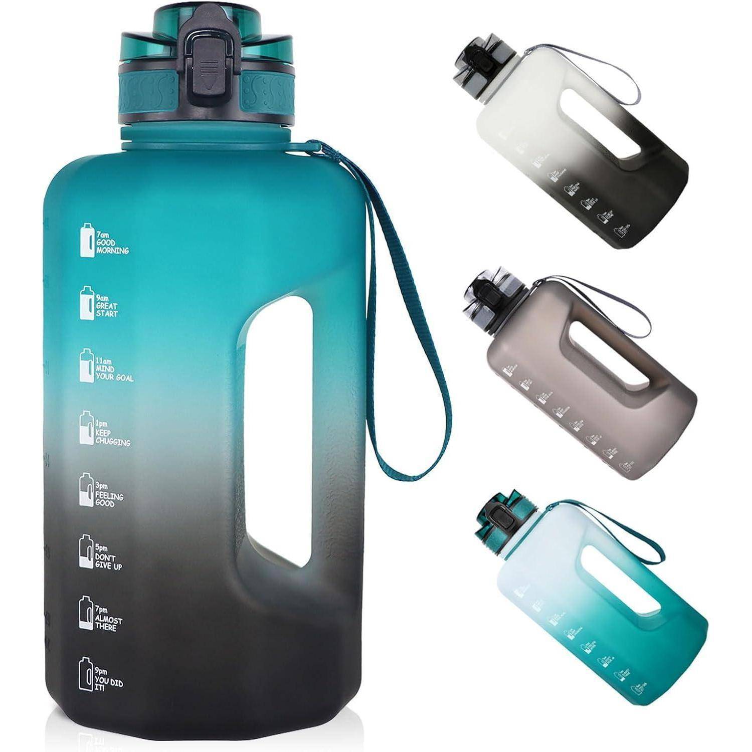 Eine große Wasserflasche mit Farbverlauf in Petrol und Schwarz, versehen mit Zeitmarkierungen und motivierenden Sprüchen. Drei kleinere Flaschen zeigen Farbvariationen.