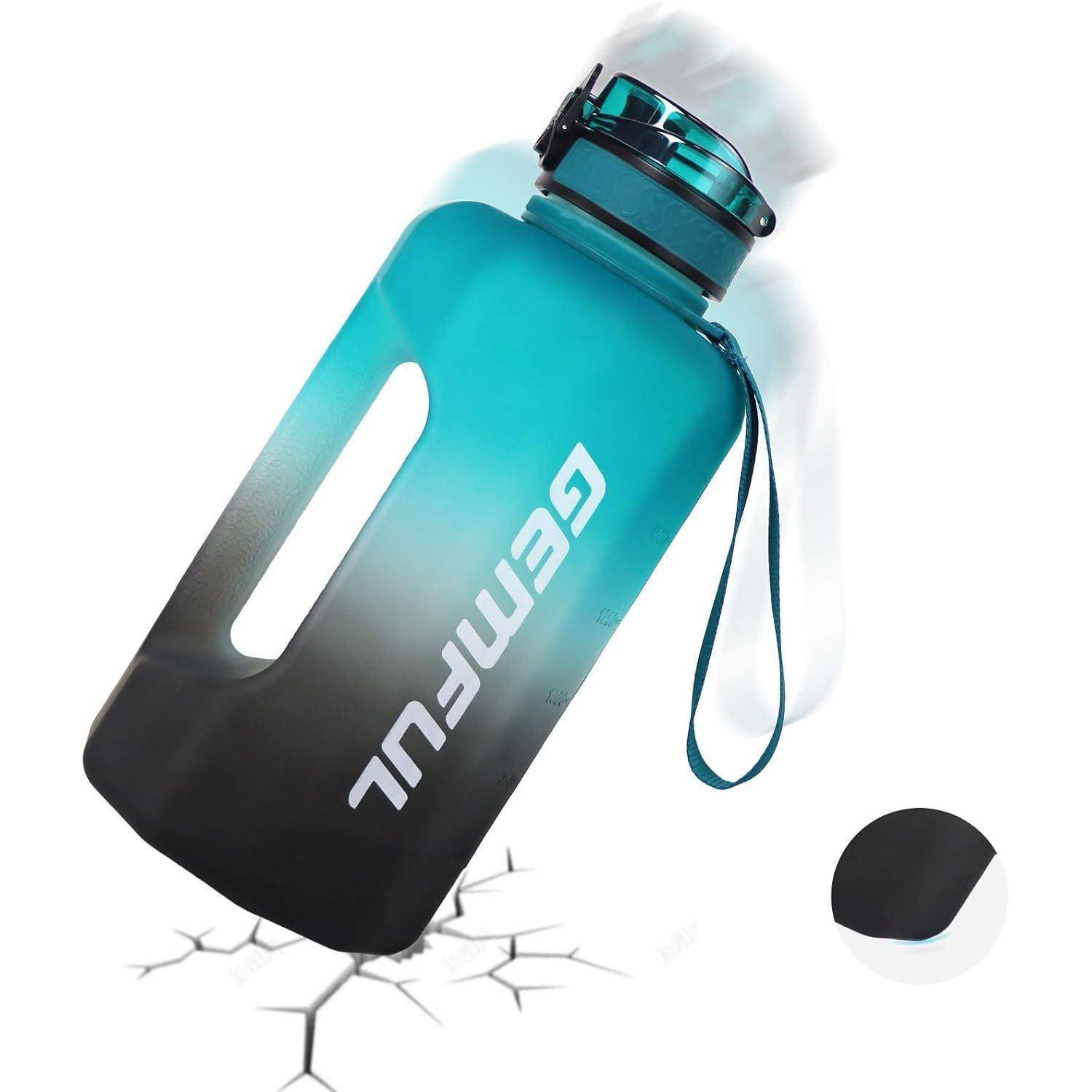 Eine blau-schwarze Wasserflasche mit der Aufschrift 