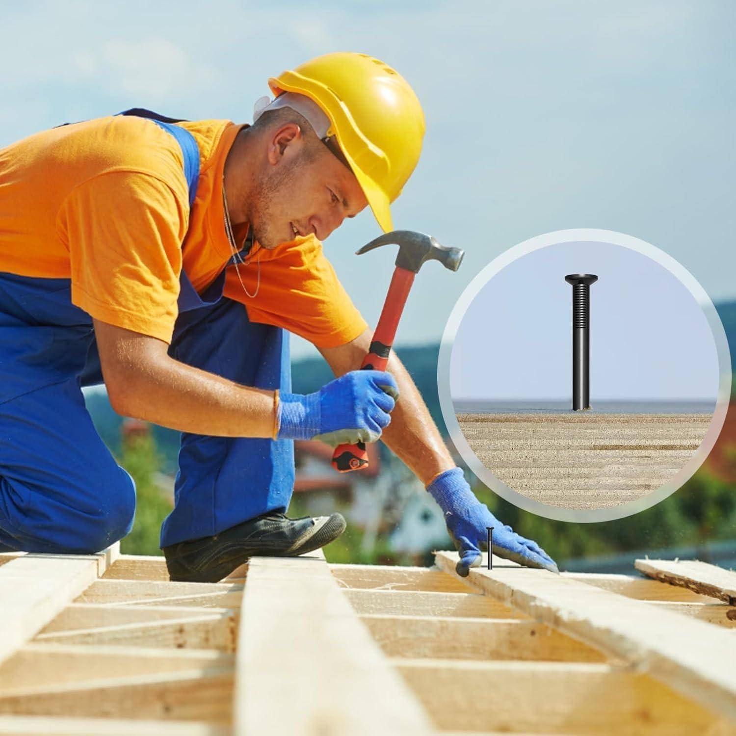 Ein Bauarbeiter mit Schutzhelm und orangefarbenem Shirt kniet auf einem Holzgerüst und schlägt mit einem Hammer einen Nagel ein.