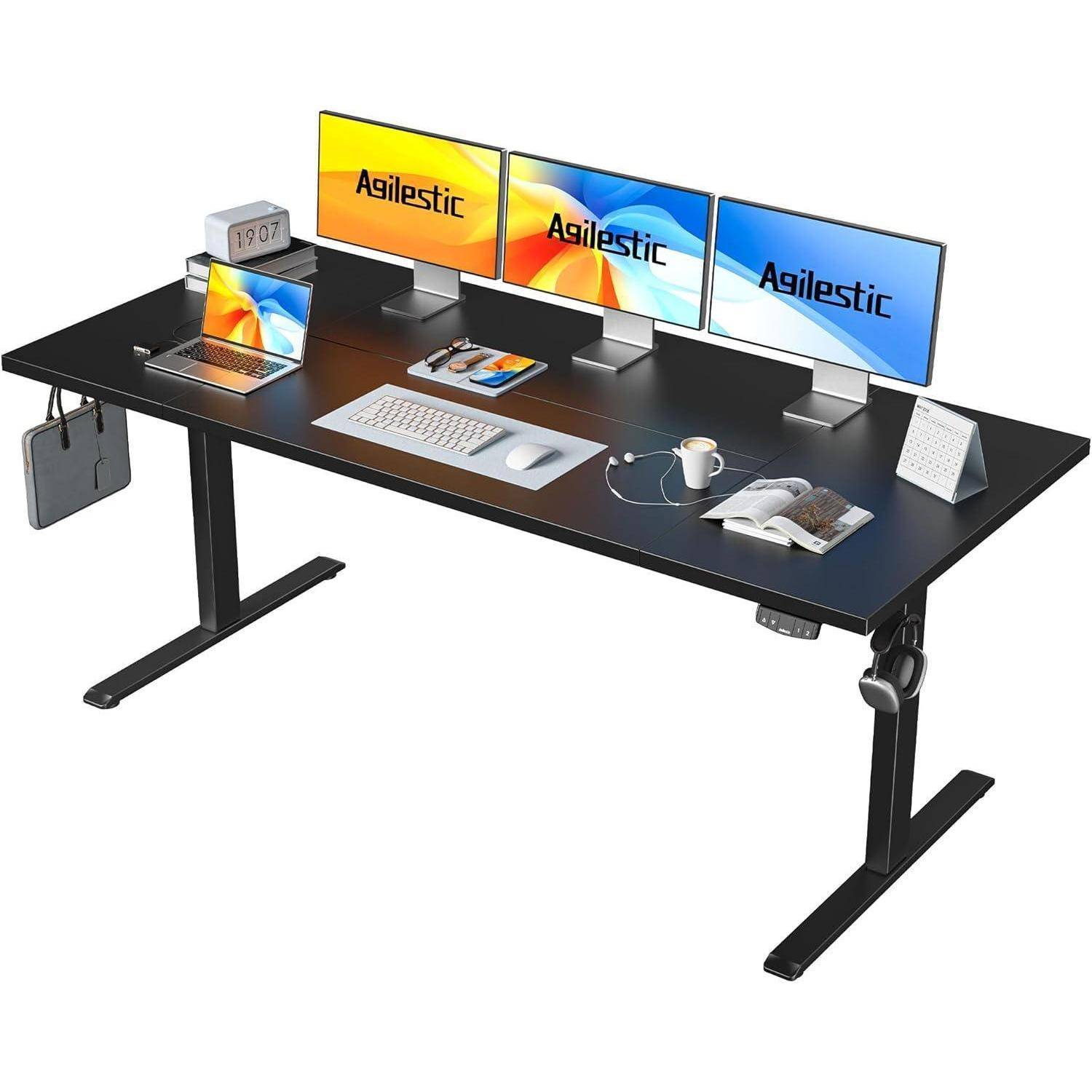 Ein großes Schreibtischsetup mit drei Monitoren, die 