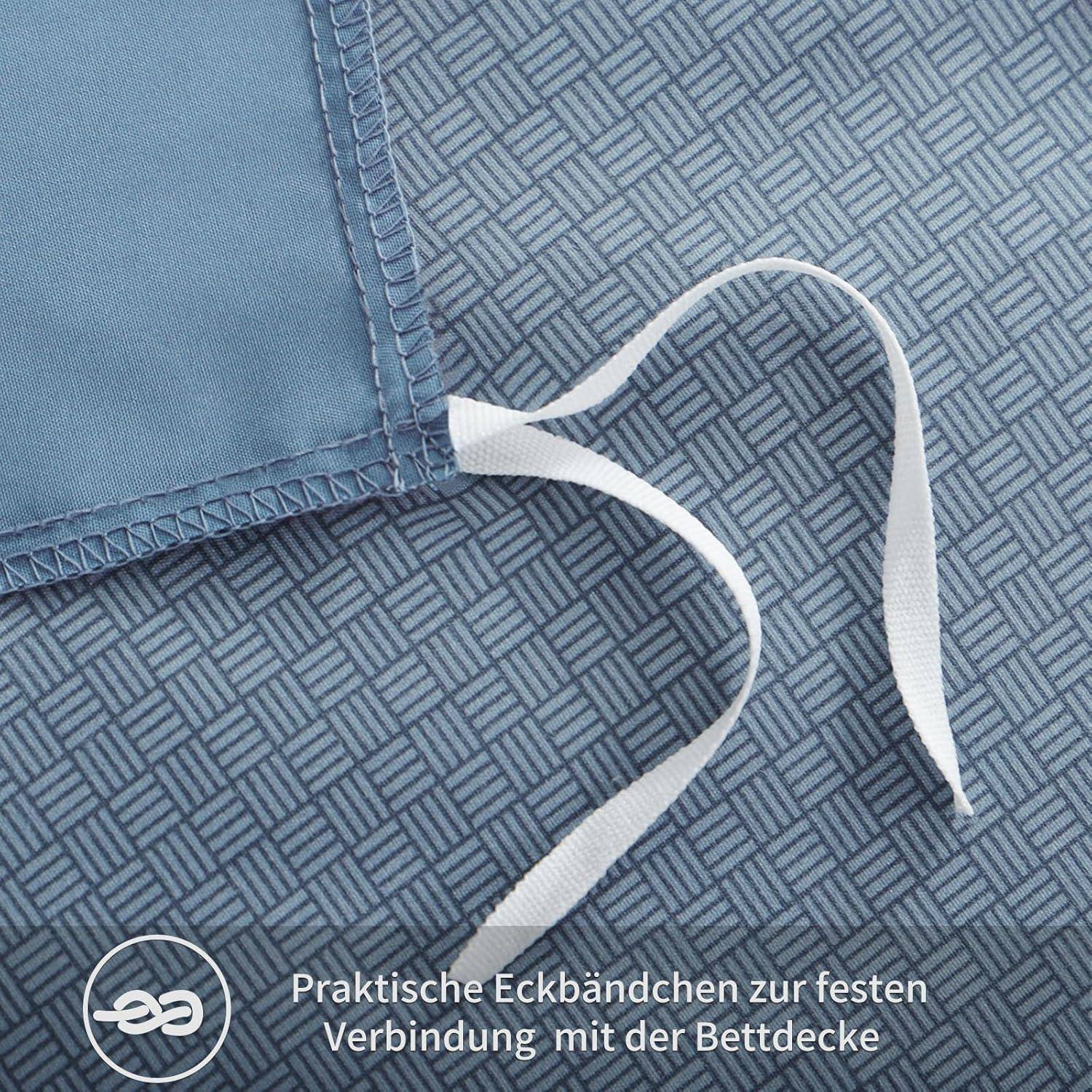 Ein blaues Gewebe mit einer weißen Krawatte und einer gesteppten Kante auf einem gemusterten Hintergrund, begleitet von deutschem Text über das Sichern von Ecken an einer Bettdecke.