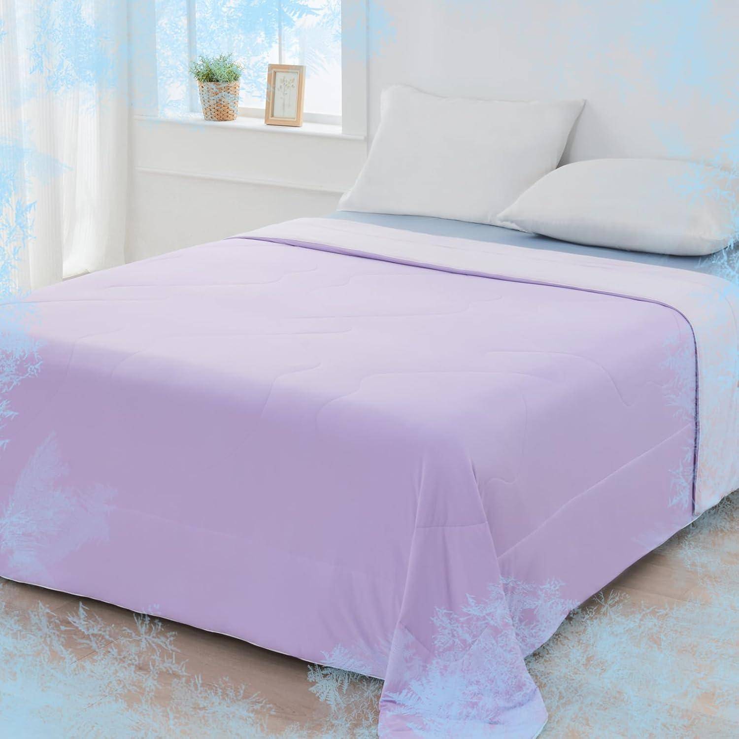Ein sauber gemachtes Bett mit einem hellvioletten Laken und weißem Kissen, platziert in einem hellen Raum mit einem Fenster, das verschwommene Muster in eisigem Blau zeigt.