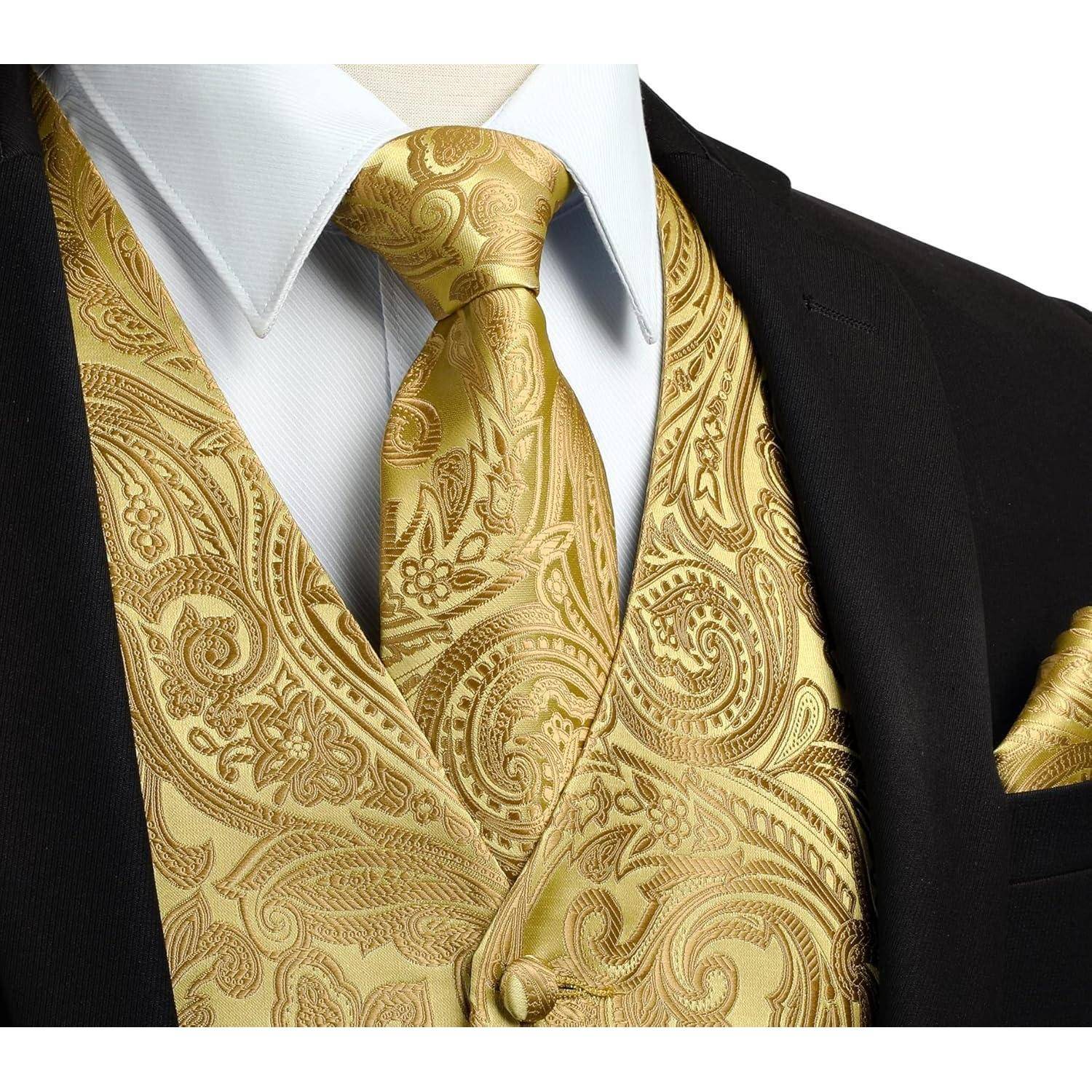 Eine Nahaufnahme eines formellen Anzugs mit einem weißen Hemd und einer goldenen paisleymusterten Weste, Krawatte und Einstecktuch unter einer schwarzen Jacke.