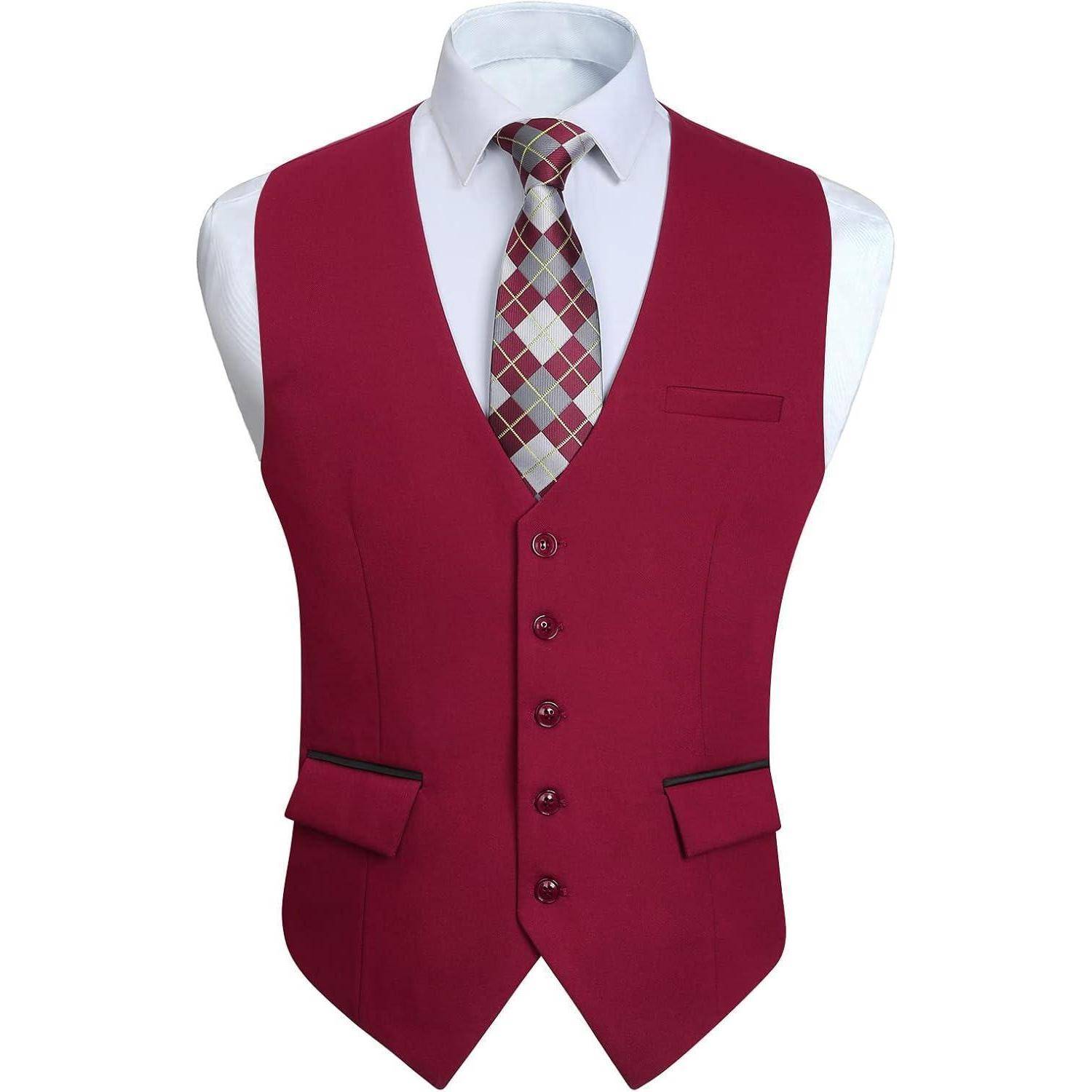 Eine rote Weste mit klassischem Design, versehen mit fünf Knöpfen und zwei schwarz eingefassten Taschen, kombiniert mit einem weißen Hemd und einer karierten Krawatte.