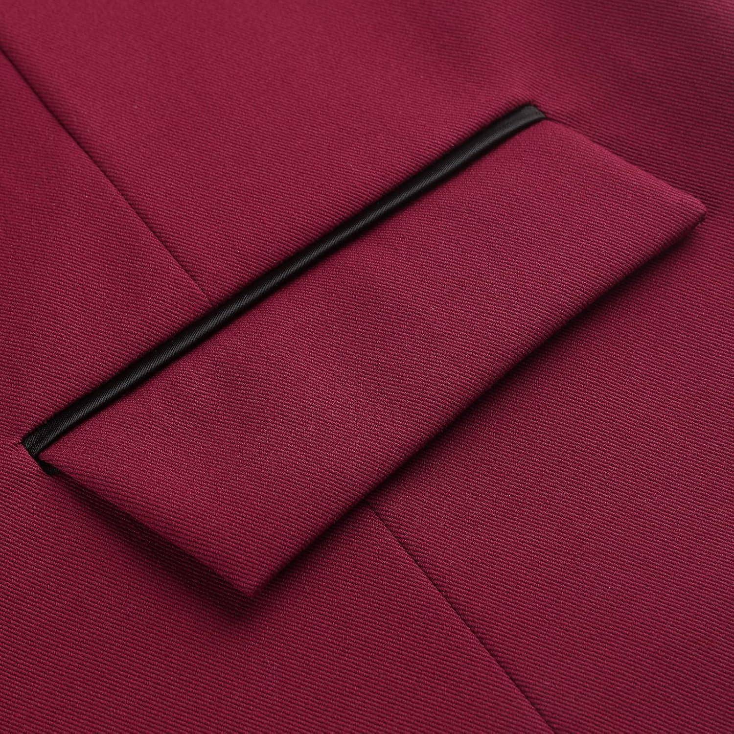 Nahaufnahme eines gefalteten burgunderroten Stoffes mit schwarzer Einfassung, möglicherweise ein Taschendetail an einem Kleidungsstück, die Textur und Handwerkskunst hervorhebt.