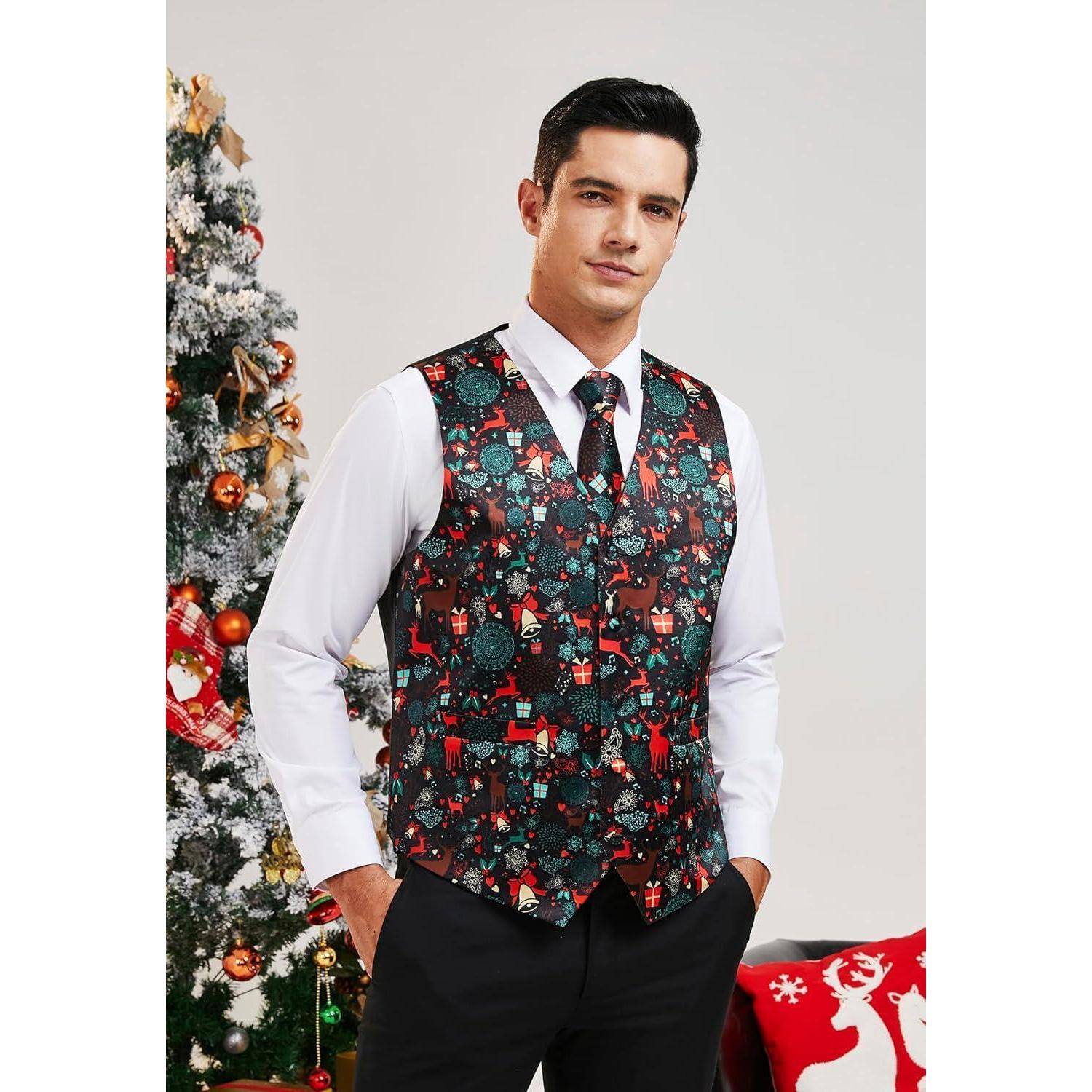 Ein Mann in einer festlichen Weste steht neben einem geschmückten Weihnachtsbaum mit Christbaumkugeln und Lichtern und trägt ein weißes Hemd und eine Krawatte mit passendem Muster.
