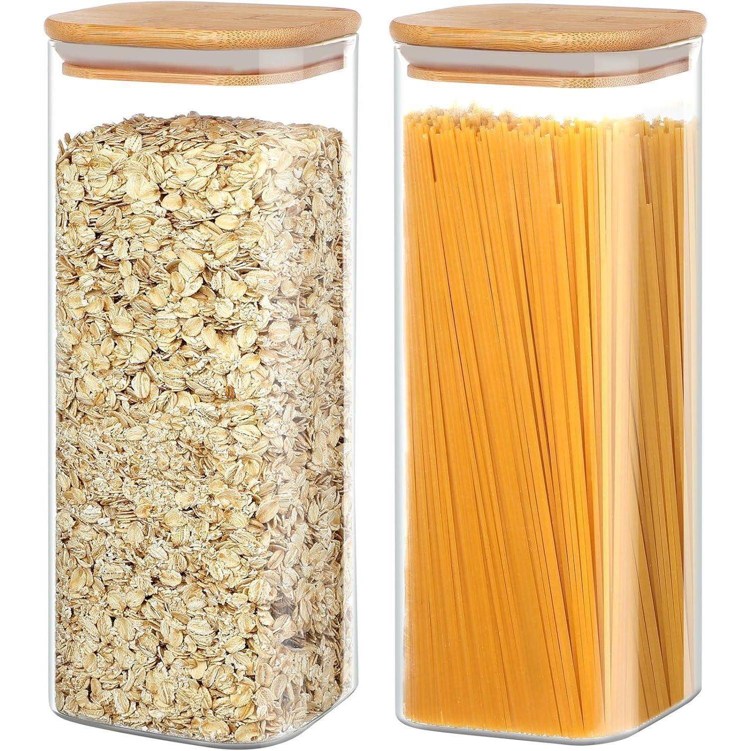 Zwei durchsichtige Behälter mit Bambusdeckeln; der eine enthält Haferflocken, der andere ungekochte Spaghetti.