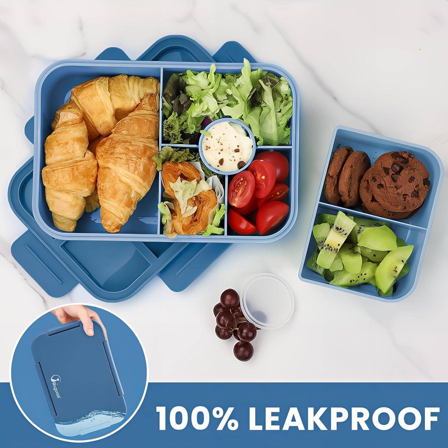 Blaue Lunchbox mit Fächern, die ein Croissant, Salat, Kirschtomaten, Käse, Kiwis, Kekse und eine kleine Tasse enthalten. Text lautet '100% Auslaufsicher'.
