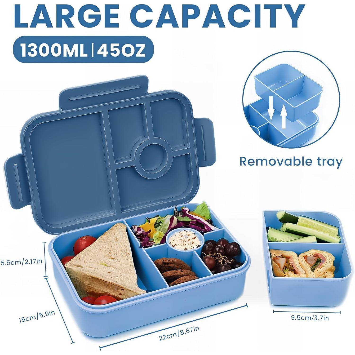 Blaue Lunchbox mit großen Fassungsvermögen in den Fächern, herausnehmbarem Tablett, enthält ein Sandwich, Tomaten, Salat, eine Dip-Sauce und Gurkenscheiben.