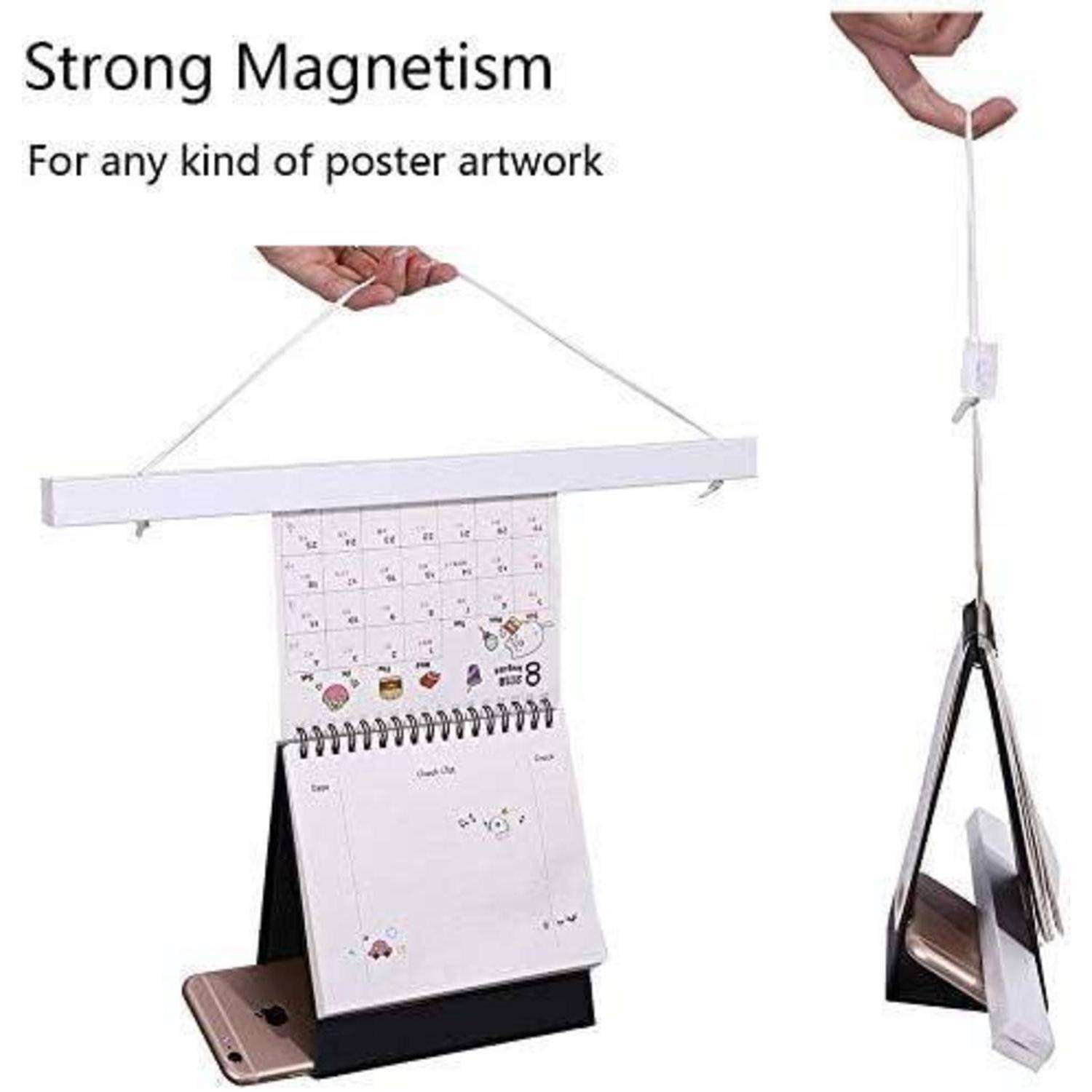 Hängender Kalender, präsentiert mit magnetischem Posterhalter. Starke Magnetkraft geeignet für verschiedene Kunstwerke. Demonstriert Funktionalität.