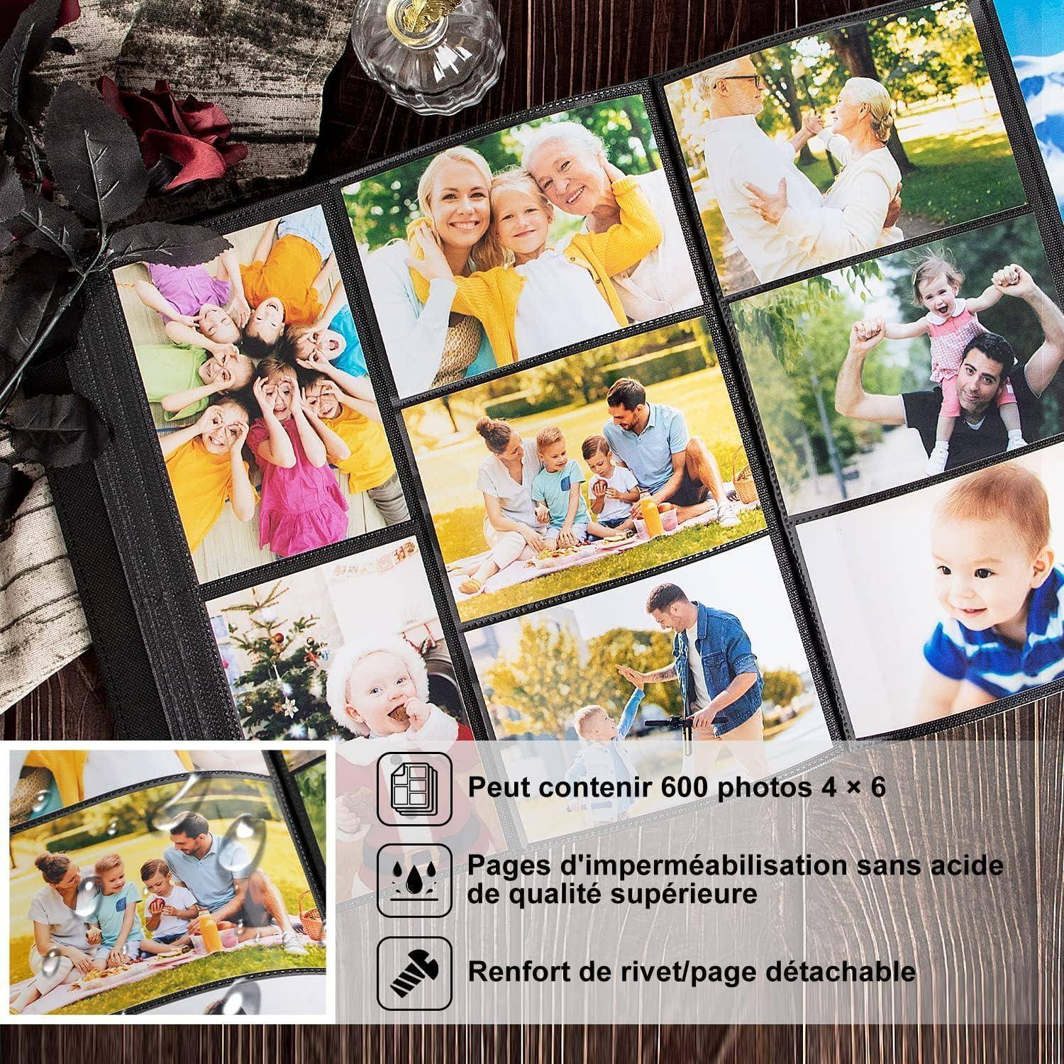 Fotoalbum auf dem Tisch aufgeschlagen, das Familienfotos und lächelnde Menschen im Freien zeigt. Der Text auf Französisch erwähnt die Albumkapazität und -qualität.