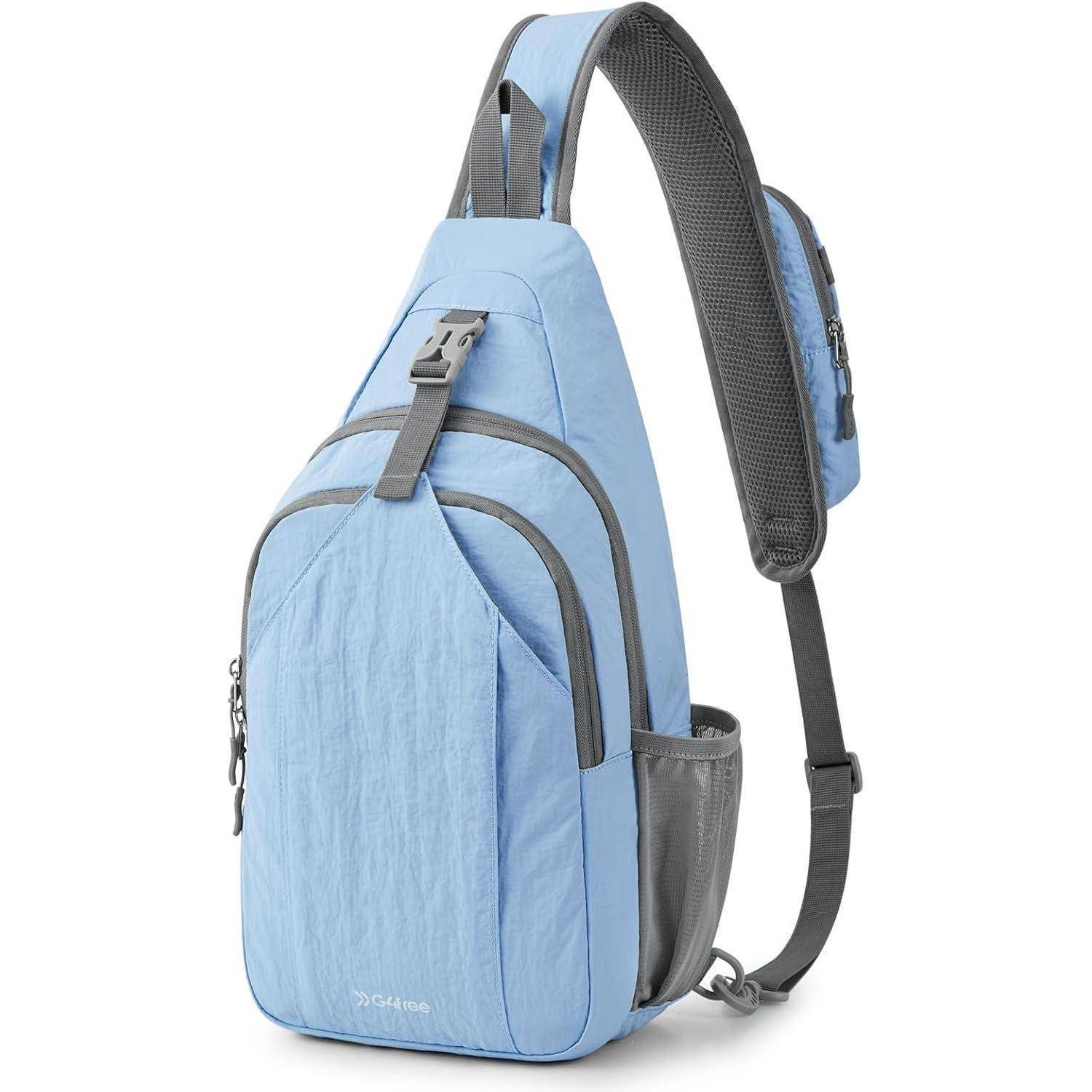 Ein hellblauer Umhänge-Rucksack mit verstellbaren Trägern, mehreren Reißverschlussfächern und einer seitlichen Netzttasche, konzipiert für praktischen Gebrauch.