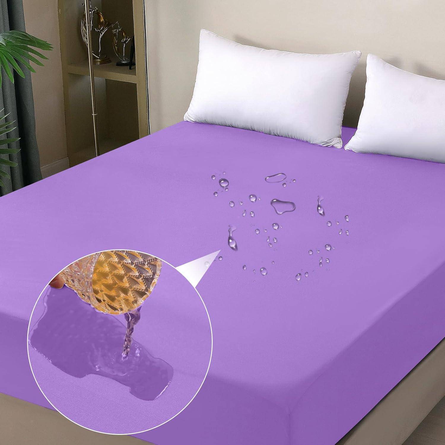 Eine wasserdichte Matratzenauflage auf einem Bett, auf der Flüssigkeit abperlt und damit ihre Schutzfunktion demonstriert. Ein Nahaufnahme-Inset hebt die Oberflächenstruktur hervor.