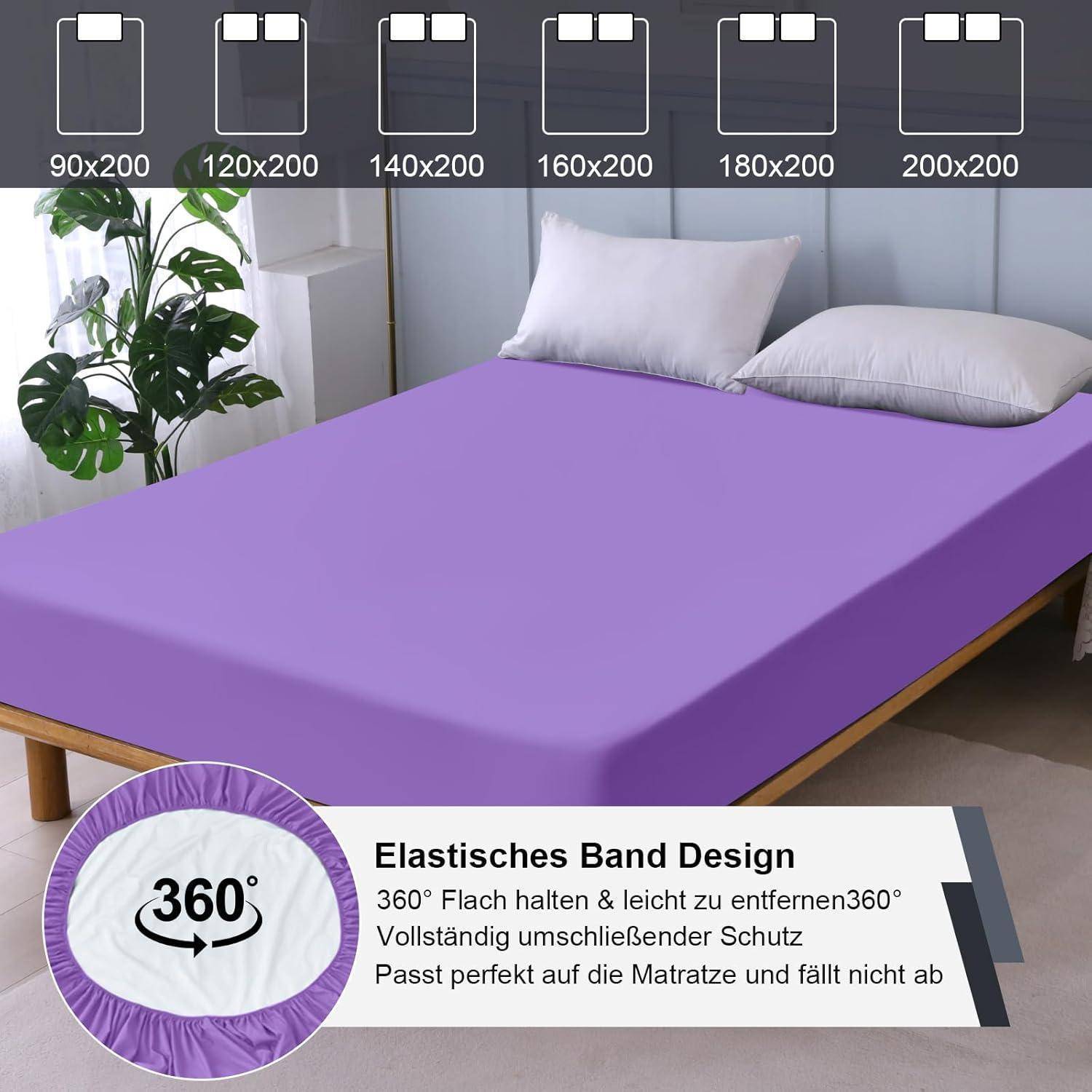 Ein lila Spannbettlaken erstreckt sich über ein Bett und zeigt seinen elastischen Rand. Eine Grafik veranschaulicht die Flexibilität des Lakens und die verfügbaren Größen.