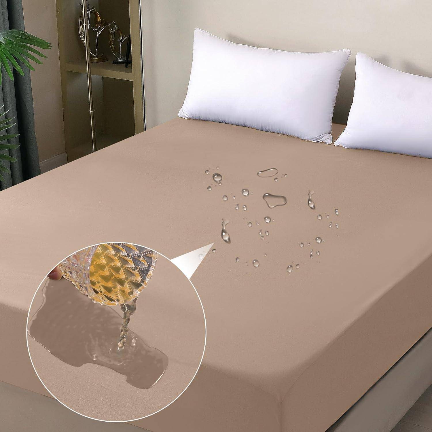 Ein wasserdichter beiger Matratzenschutz auf einem Bett stößt Wasser ab. Eine Detailansicht zeigt, wie Wasser ausgegossen wird und nicht eindringt und damit seine Wirksamkeit demonstriert.