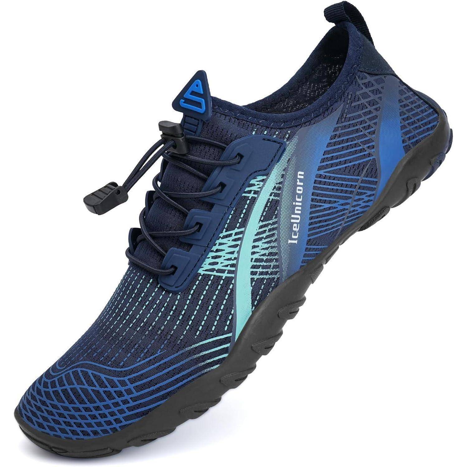 Ein blau-schwarzer Sportschuh mit Schlupfdesign, ausgestattet mit verstellbaren elastischen Schnürsenkeln und einer robusten Sohle.