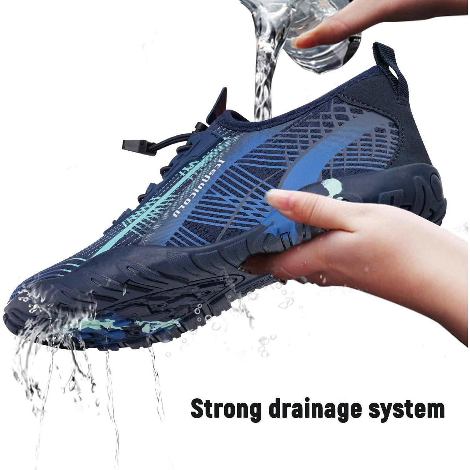 Eine Hand hält einen nassen Schuh unter fließendes Wasser und veranschaulicht das 'starke Entwässerungssystem' für schnelles Trocknen.