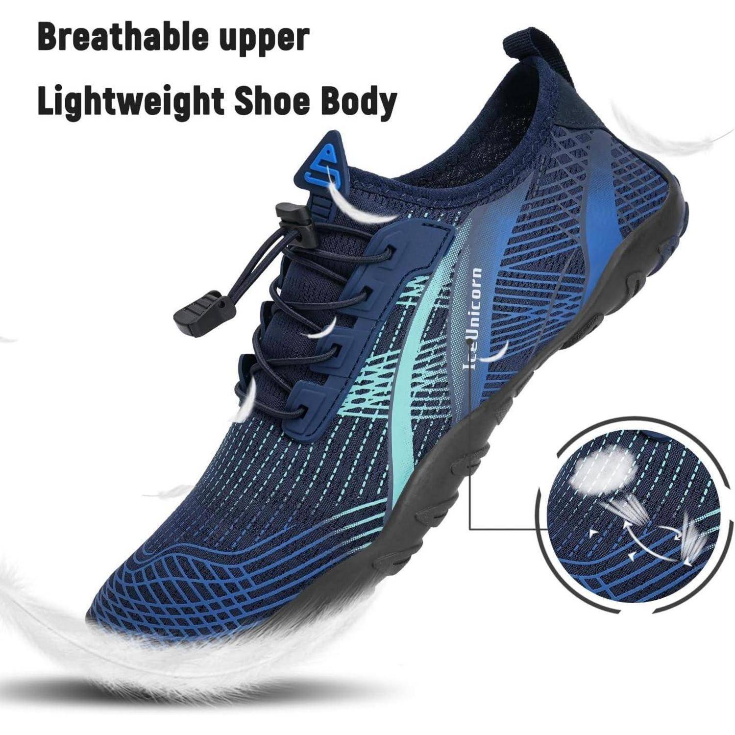 Athletischer Schuh mit blauem Muster, beschriftet mit ‚Atmungsaktive Oberfläche' und ‚Leichter Schuhkörper', der sein leichtes Design hervorhebt.