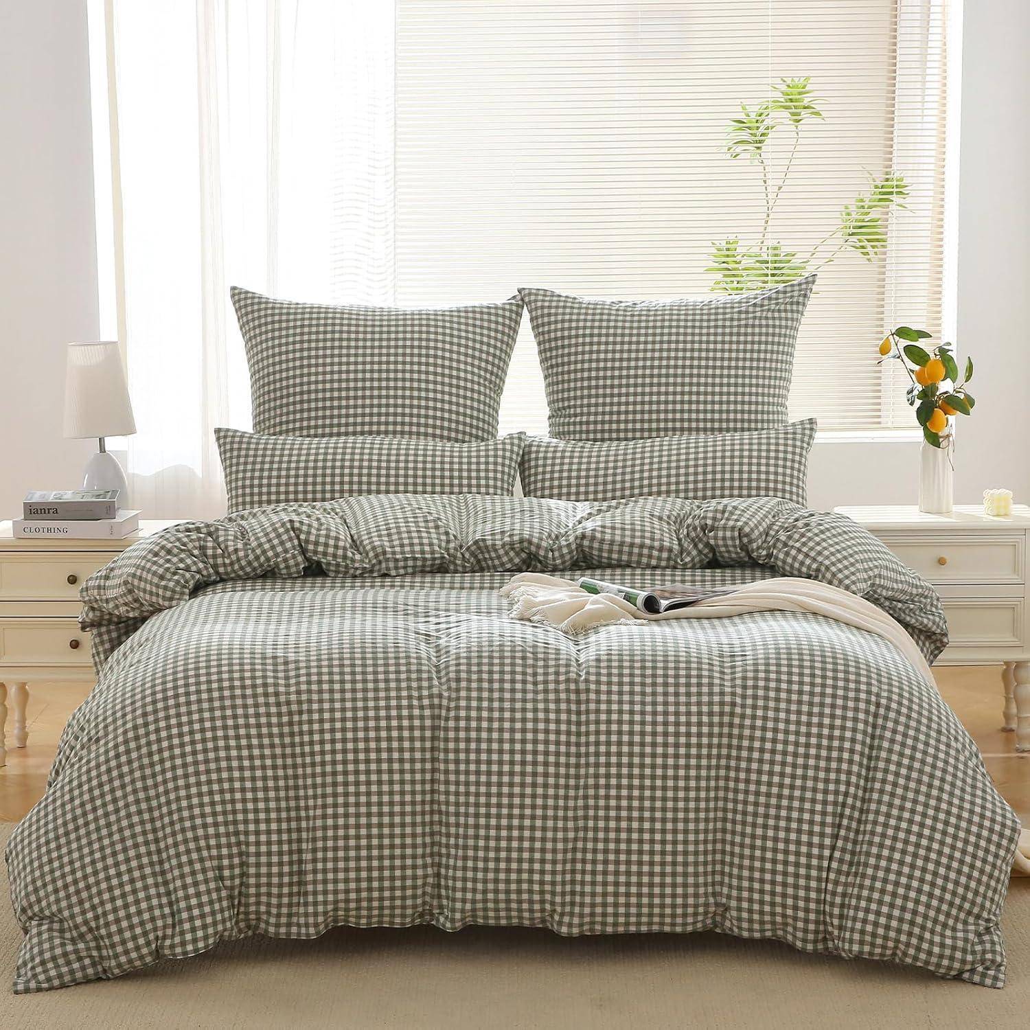 Ein ordentlich gemachtes Bett mit grün-karierten Betttüchern und mehreren Kissen, das sich in einem hellen Raum mit dekorativen Pflanzen und einer kleinen Nachttischlampe befindet.