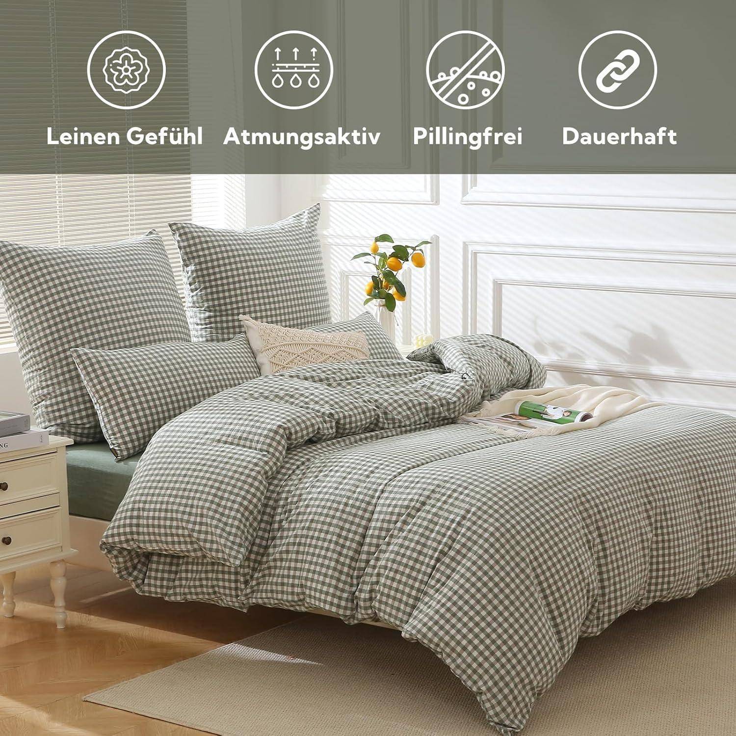 Gemütliches Schlafzimmer mit kariertem Bettwäsche-Set in Grün; zeigt Icons über 'Leinen-Gefühl', 'Atmungsaktiv', 'Keine Pillingbildung', 'Langlebig' darüber.
