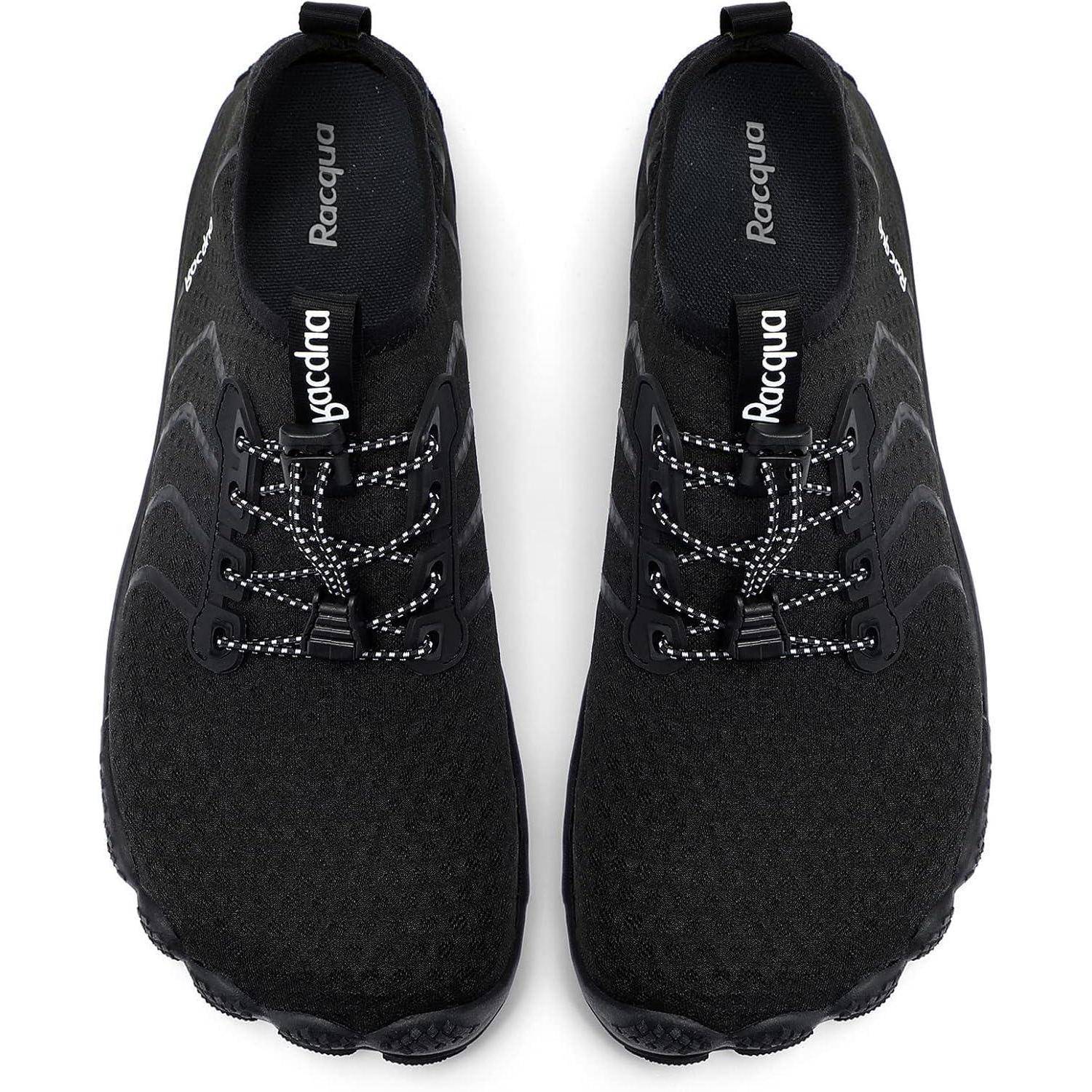 Ein Paar schwarze Sneaker aus strukturiertem Stoff mit schwarzen Schnürsenkeln, die weiße Sprenkelmuster aufweisen, aus der Aufsicht betrachtet.