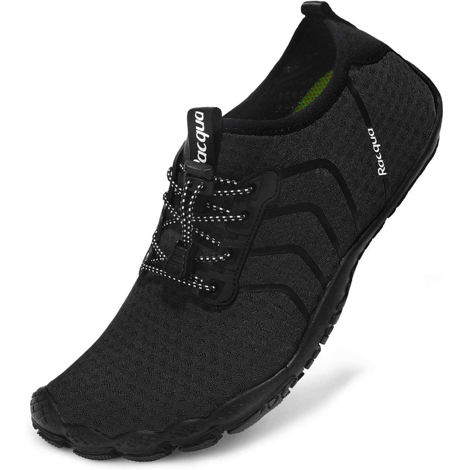 Ein schwarzer, leichter Sportschuh aus atmungsaktivem Meshgewebe, mit rutschfester Sohle und elastischen Schnürsenkeln für einfaches Anziehen, geeignet für verschiedene Sportarten.