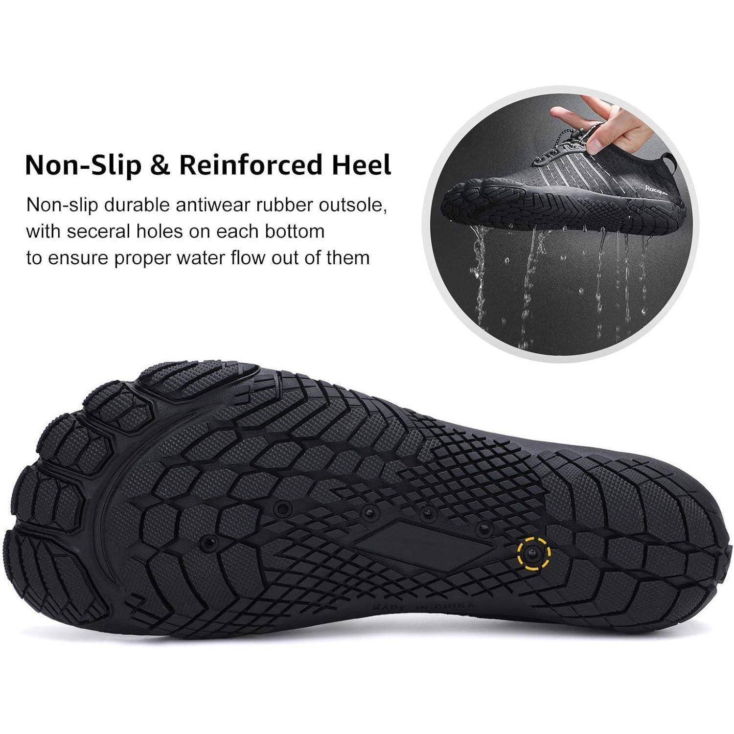 Rutschfeste Schuhsohle mit verstärkter Ferse, die robustes Gummi, mehrere Entwässerungslöcher für Wasserablauf und eine verschleißfeste Konstruktion aufweist.