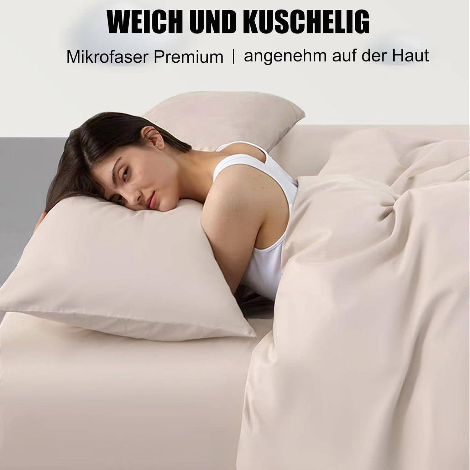 Eine Frau liegt auf einem Bett unter einer beigen Bettdecke und wirkt entspannt. Der Text darüber liest sich: 