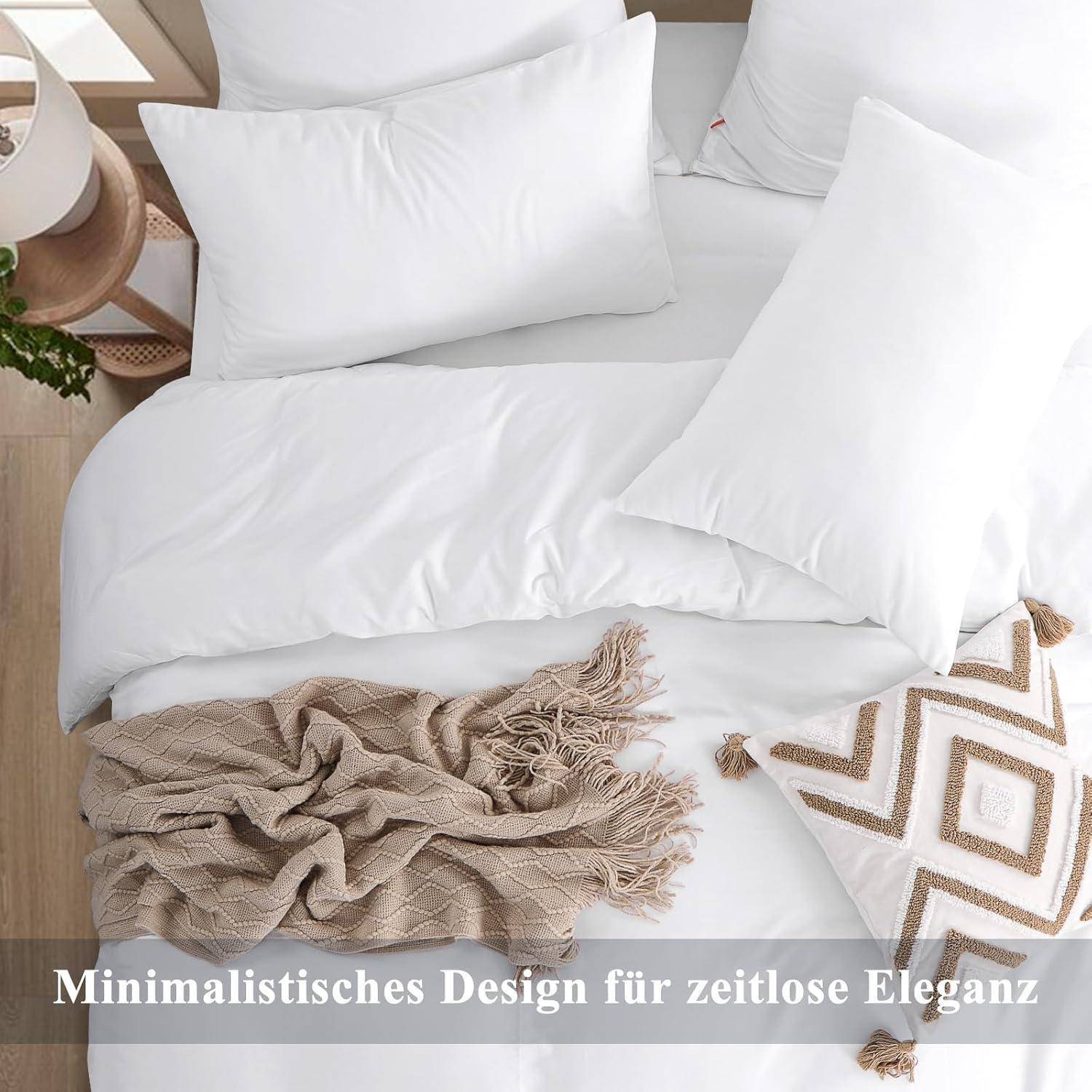 Ein ordentlich gemachtes Bett mit weißen Kissen und einer beigen Decke. Text-Overlay: 'Minimalistisches Design für zeitlose Eleganz'.