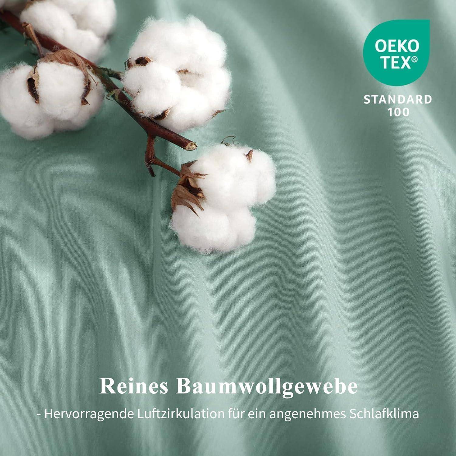 Ein Ast mit weißen Baumwollbollen ruht auf grünem Stoff. Der Text lautet „Reines Baumwollgewebe - Hervorragende Luftzirkulation für ein angenehmes Schlafklima