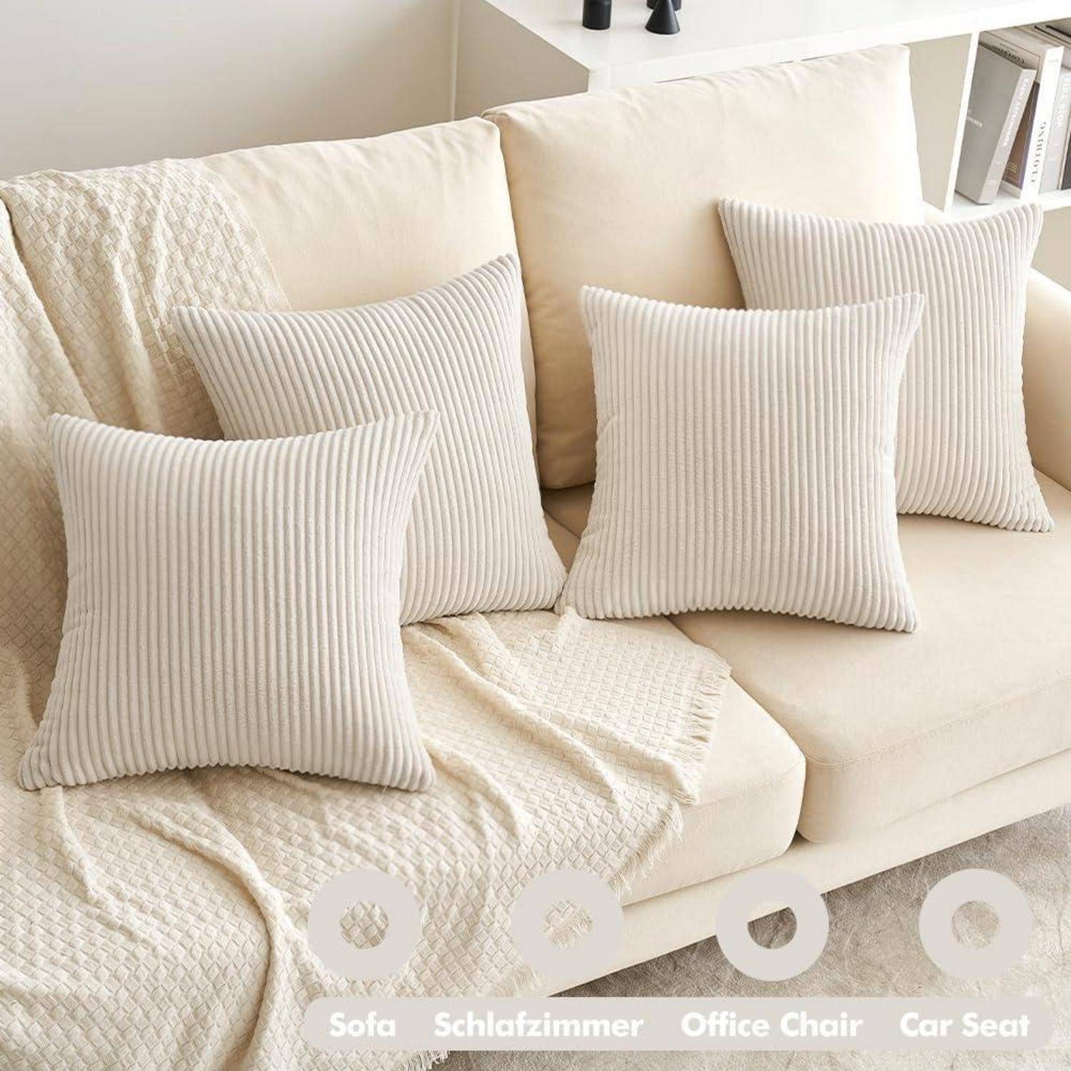 Eine gemütliche beige Couch, geschmückt mit vier plüschigen, gestreiften Kissen in einem sanft beleuchteten Raum, was einen komfortablen und einladenden Sitzbereich andeutet.