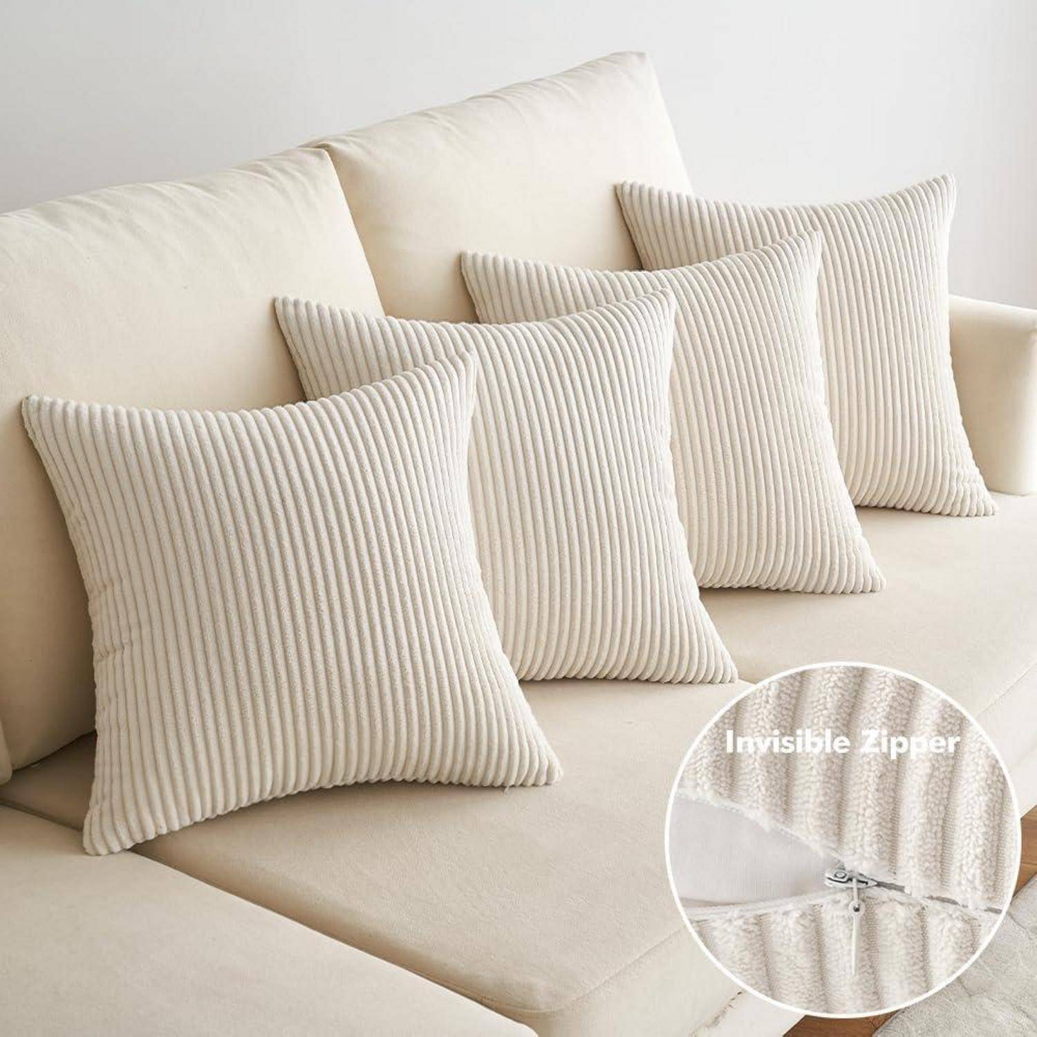 Vier beige, gerippte Zierkissen sind ordentlich auf einem passenden beigen Sofa angeordnet. Ein Einschubbild hebt einen ‚Unsichtbaren Reißverschluss' hervor.