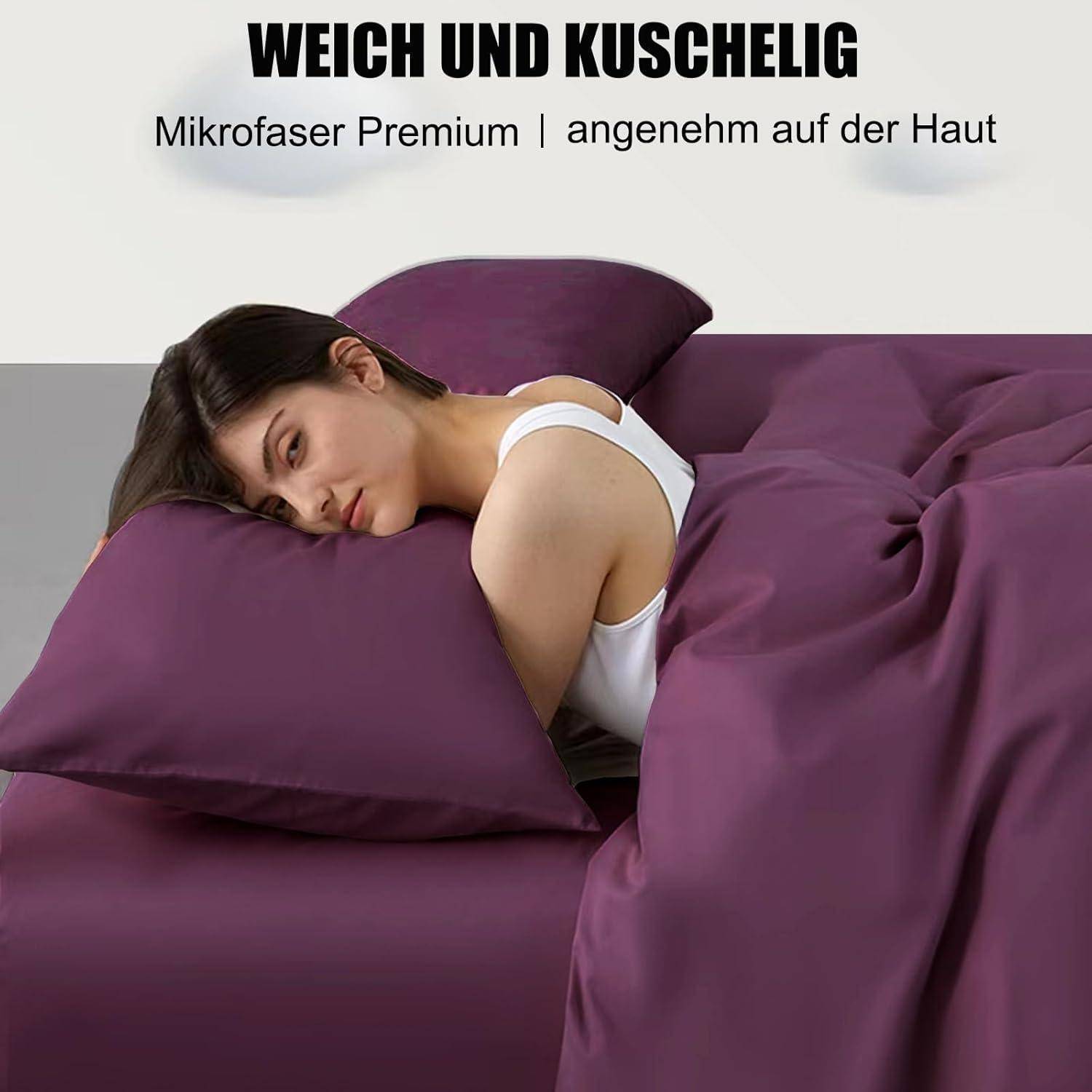 Eine Frau schläft auf einem lila Bett mit dem Text 'weich und kuschelig', was die Weichheit und Gemütlichkeit der Mikrofaser-Bettwäsche unterstreicht.