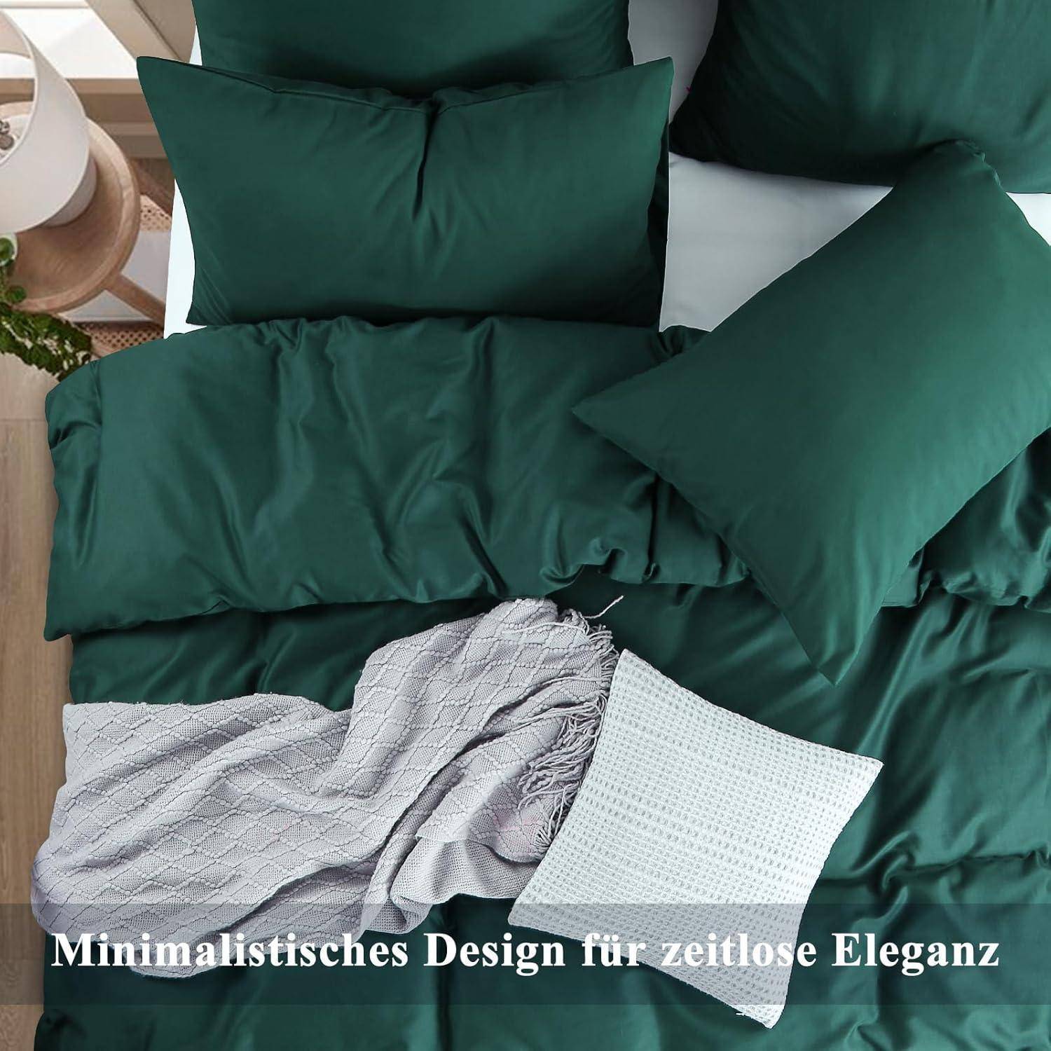 Grüne Bettwäsche mit einem strukturierten grauen Überwurf und Kissen. Text lautet: „Minimalistisches Design für zeitlose Eleganz