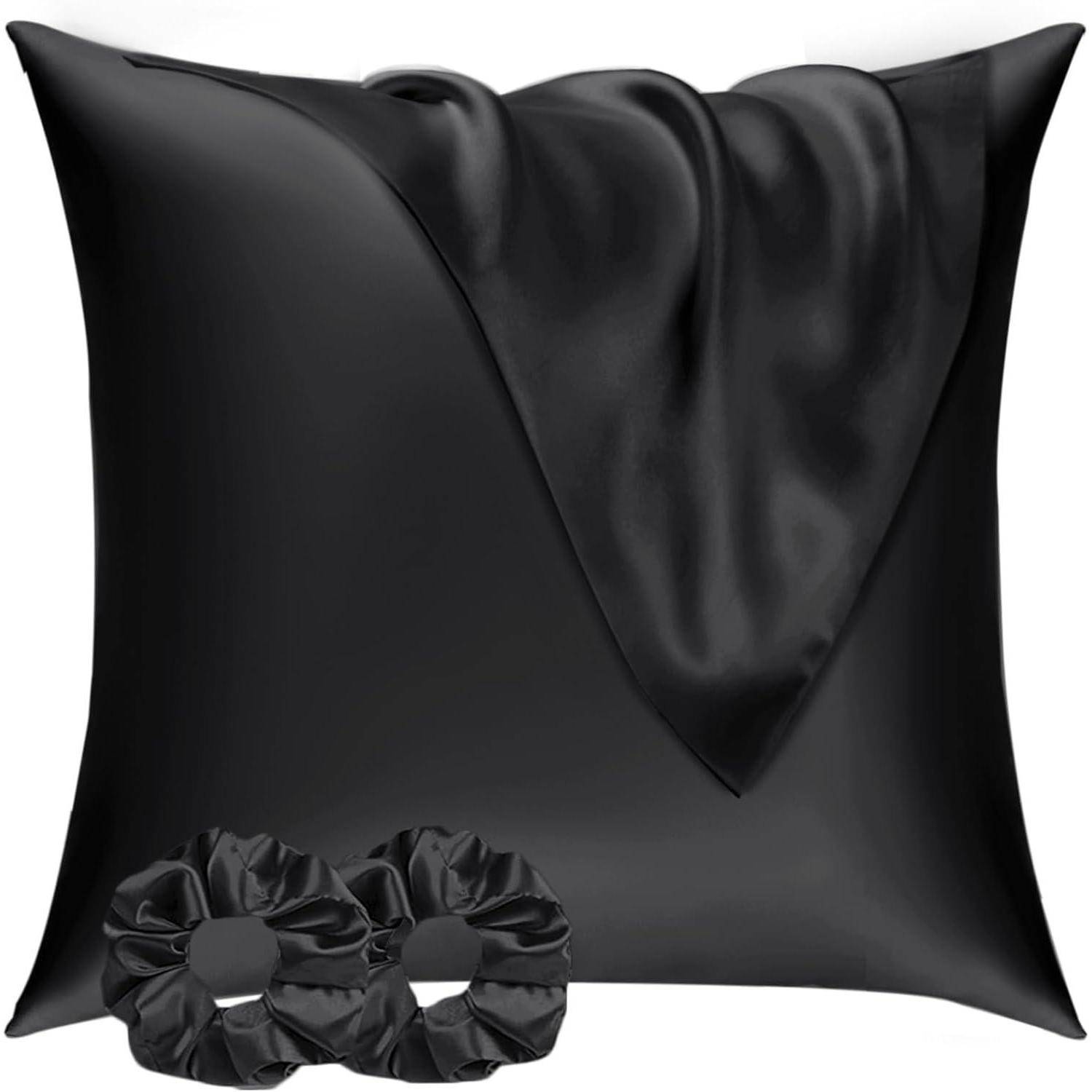 Schwarzes Satin-Kissenbezug-Set mit zwei passenden Haargummis, die die glatte und glänzende Textur des Stoffes betonen.
