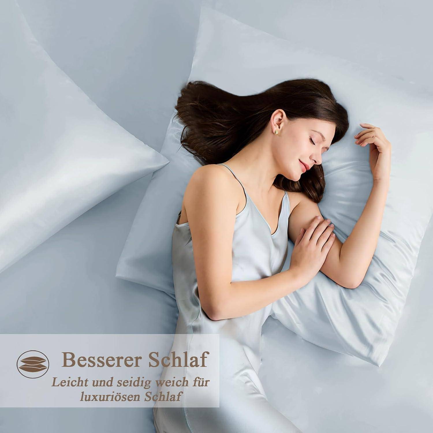 Eine Frau schläft friedlich auf einem Bett mit einem Seidenkissen und Bettwäsche. Text auf Deutsch lautet: 'Besserer Schlaf: Leicht und seidig weich für luxuriösen Schlaf.