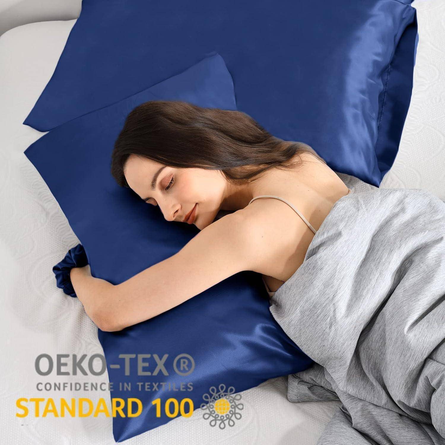 Eine Frau schläft auf einem Bett mit blauen Seidenkissenbezügen, auf denen das OEKO-TEX STANDARD 100-Etikett angebracht ist, was die Textielsicherheit kennzeichnet.