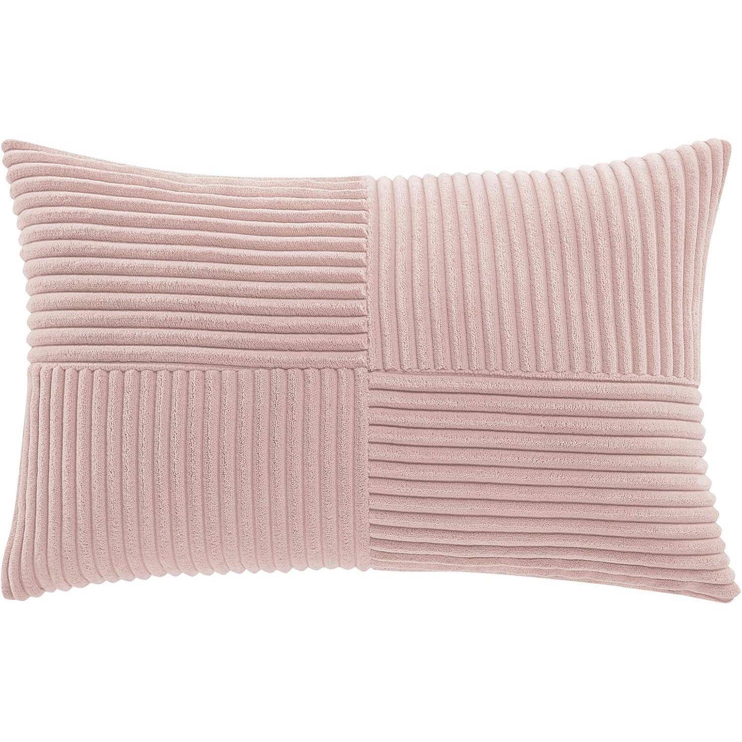 Ein rosa rechteckiges Zierkissen mit einer strukturierten, gerippten Designstruktur, die sich vertikal und horizontal erstreckt und in vier Abschnitte unterteilt ist.