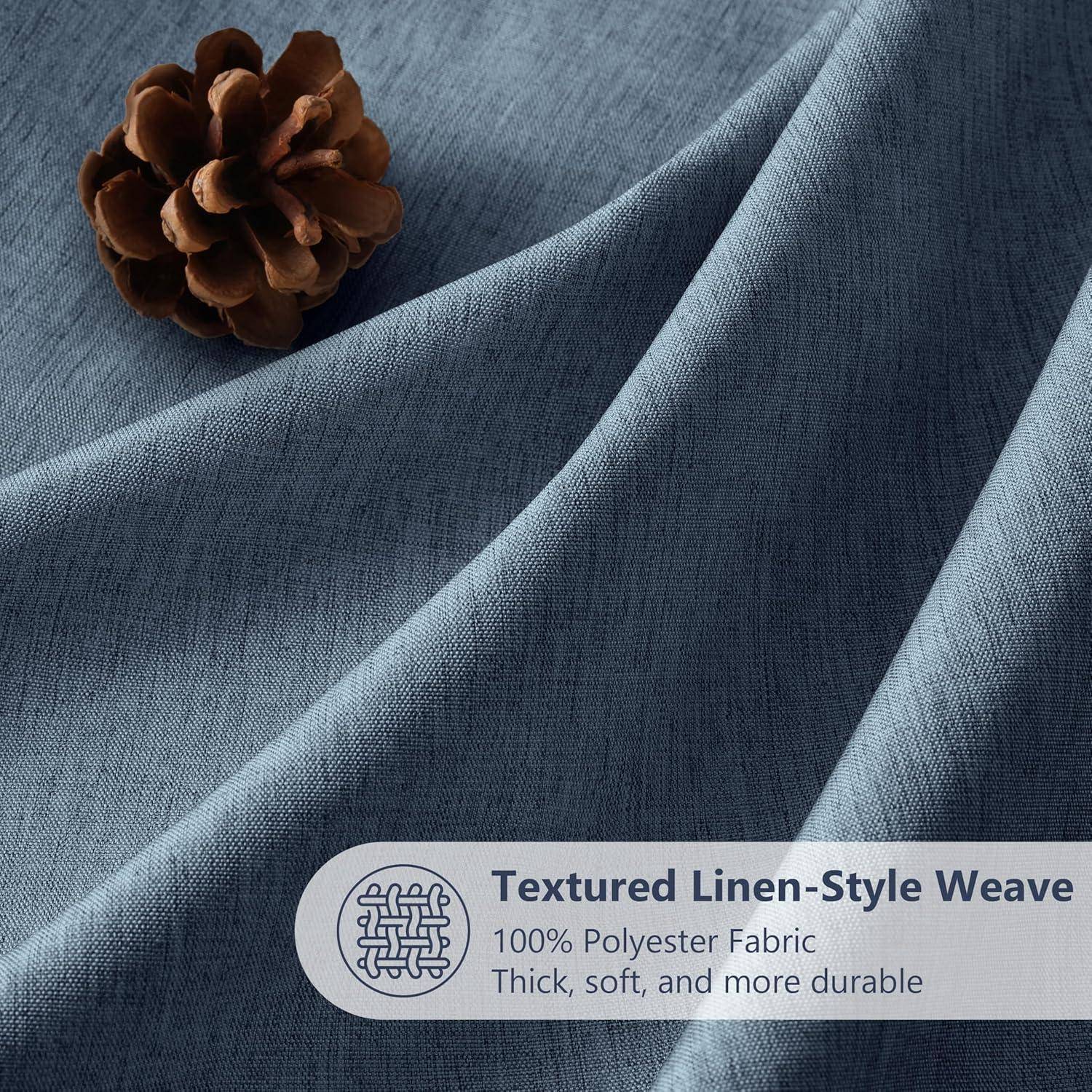 Eine Tannenzapfen liegt auf blauem, strukturiertem Stoff. Ein Etikett liest sich: ‚Strukturierte Leinen-Optik Webart, 100% Polyester Stoff, Dick, weich und besonders langlebig.