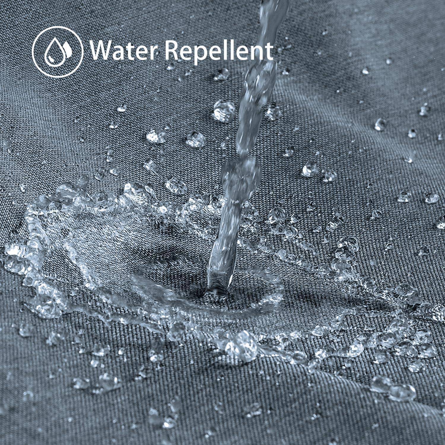 Wassertropfen spritzen auf einen grauen Stoff, der Feuchtigkeit abweist. Text zeigt 'Wasserabweisend', was die wasserabweisende Eigenschaft des Gewebes hervorhebt.