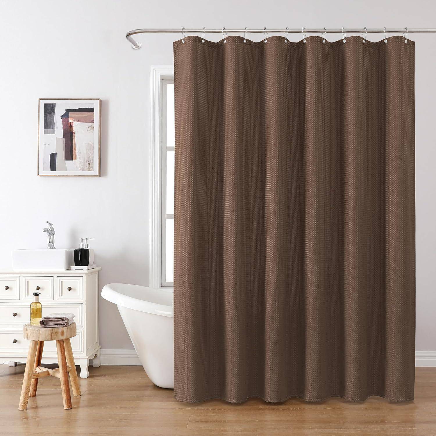 Ein Badezimmer mit einem braunen Duschvorhang, einer weißen Badewanne, einem Waschbecken mit Toilettenartikeln auf der linken Seite und einem kleinen Holzhocker mit Handtüchern.