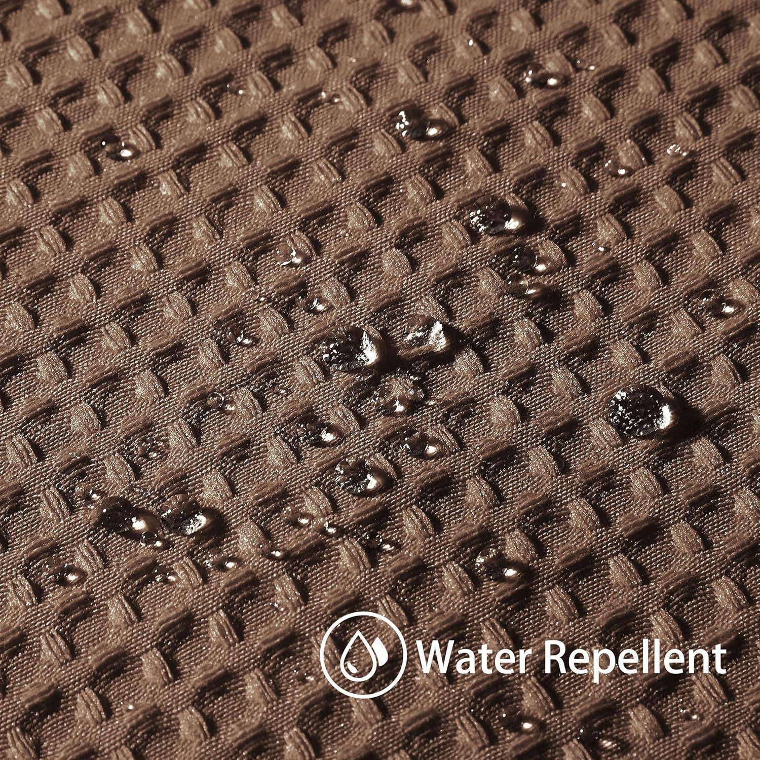 Nahaufnahme einer braunen, strukturierten Oberfläche mit Wassertropfen, die sich darauf abperlen und die Wasserabweisung verdeutlichen. Text lautet: 'Wasserabweisend.