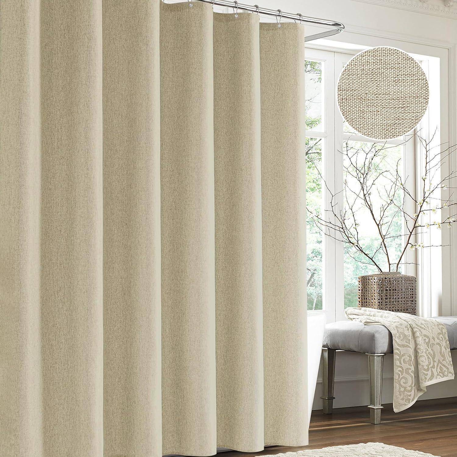 Beige Vorhänge hängen an einem Fenster. Ein sonnendurchfluteter Raum hat einen kleinen Baum auf einem Beistelltisch, strukturierte Wanddekoration und ein gemustertes Kissen auf einer weißen Bank.