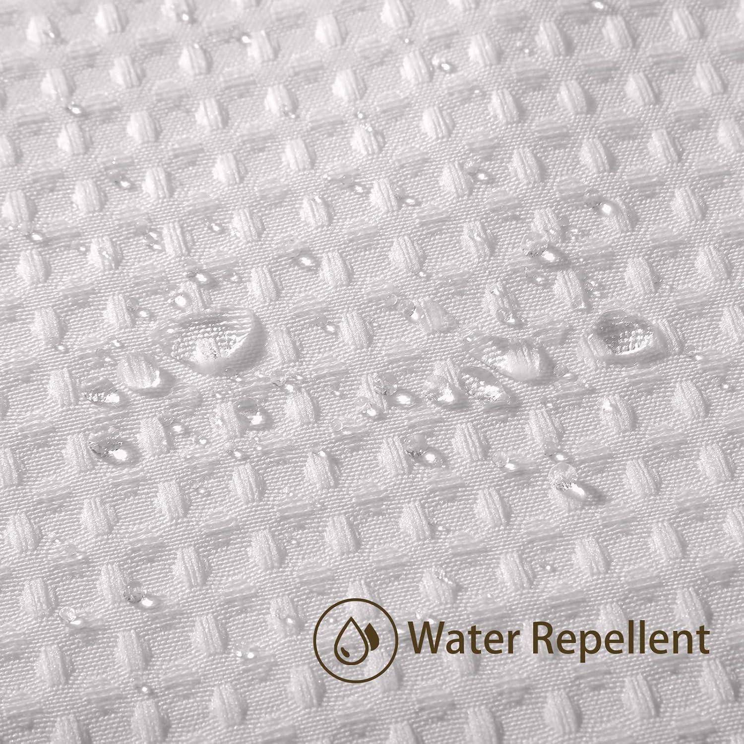 Nahaufnahme eines weißen strukturierten Gewebes mit Wassertropfen, die wasserabweisende Eigenschaften demonstrieren. Text lautet ‚Wasserabweisend' mit einem Wassertropfen-Symbol.